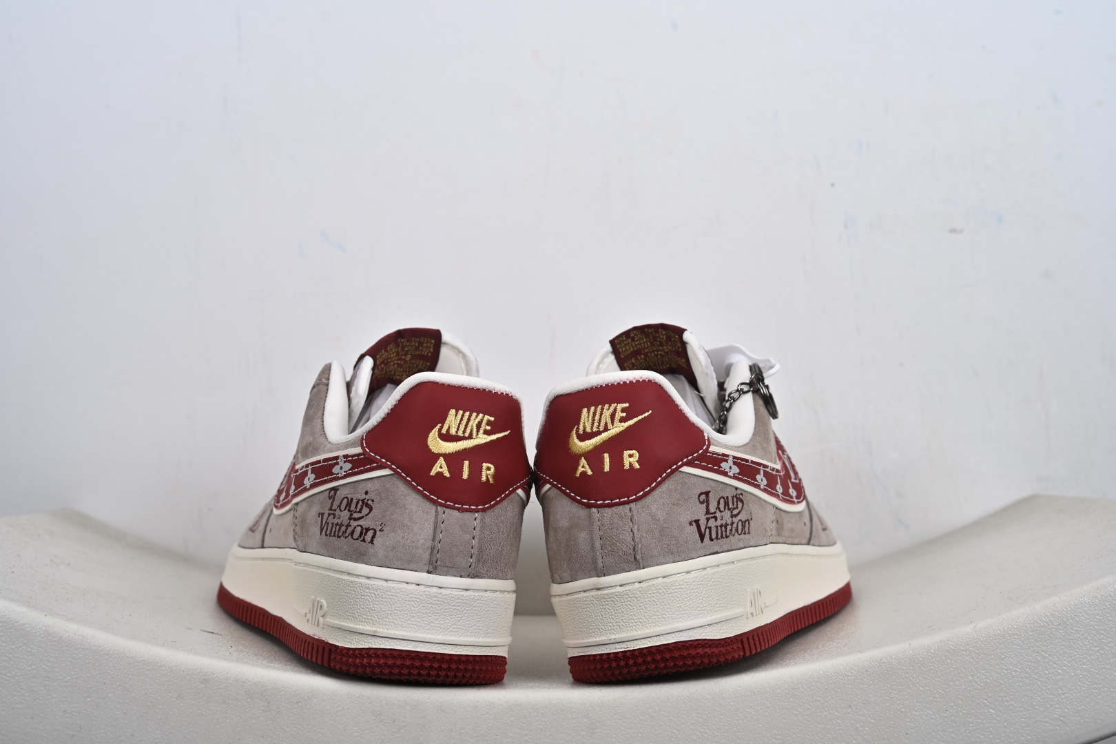 定制版AF1×LV联名款奢华感拉满灰红麂皮拼接质感高级 KL1688-002