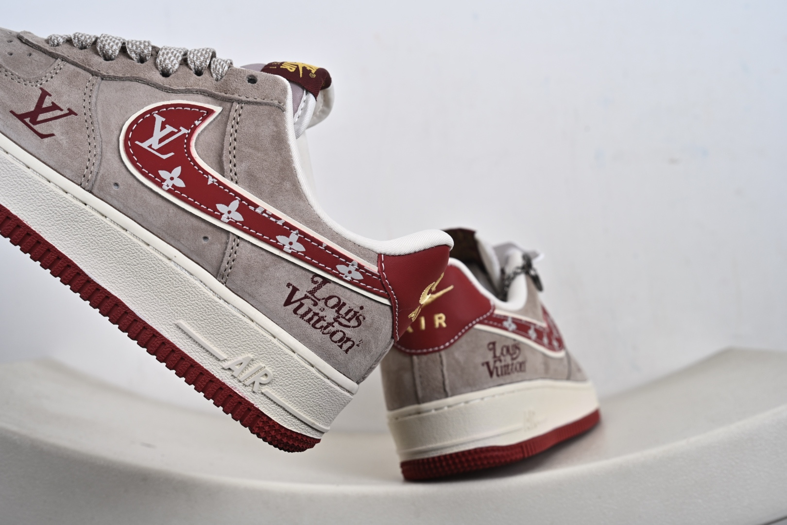 定制版AF1×LV联名款奢华感拉满灰红麂皮拼接质感高级 KL1688-002