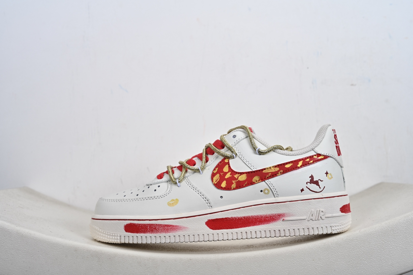 定制版Nike Air Force 1'07 Low ”Lucky Steed Traces” 手绘涂鸦 马年限定 赤金瑞马 空军一号低帮休闲板鞋 SD2023-402-Top High Quatity Cheap Sneakers Fashion Clothing Clothes Bags handbags Shoes of all Brand wholesale With The best Quality And Beautiful Price from China Factory Chinese suppliers wholesaler seller 定制版Nike Air Force 1'07 Low ”Lucky Steed Traces” 手绘涂鸦 马年限定 赤金瑞马 空军一号低帮休闲板鞋 SD2023-402