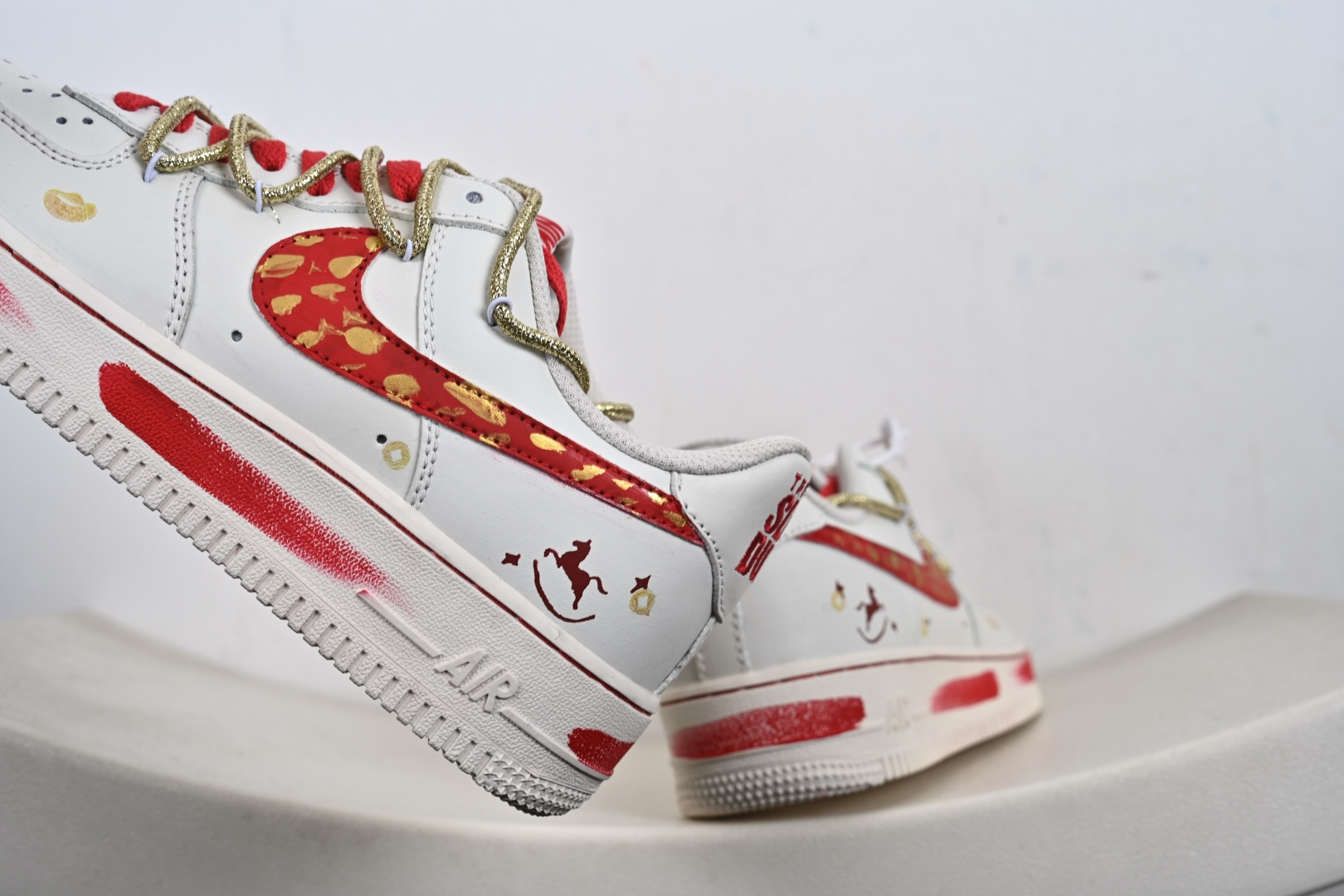 定制版Nike Air Force 1'07 Low ”Lucky Steed Traces” 手绘涂鸦 马年限定 赤金瑞马 空军一号低帮休闲板鞋 SD2023-402-Top High Quatity Cheap Sneakers Fashion Clothing Clothes Bags handbags Shoes of all Brand wholesale With The best Quality And Beautiful Price from China Factory Chinese suppliers wholesaler seller 定制版Nike Air Force 1'07 Low ”Lucky Steed Traces” 手绘涂鸦 马年限定 赤金瑞马 空军一号低帮休闲板鞋 SD2023-402