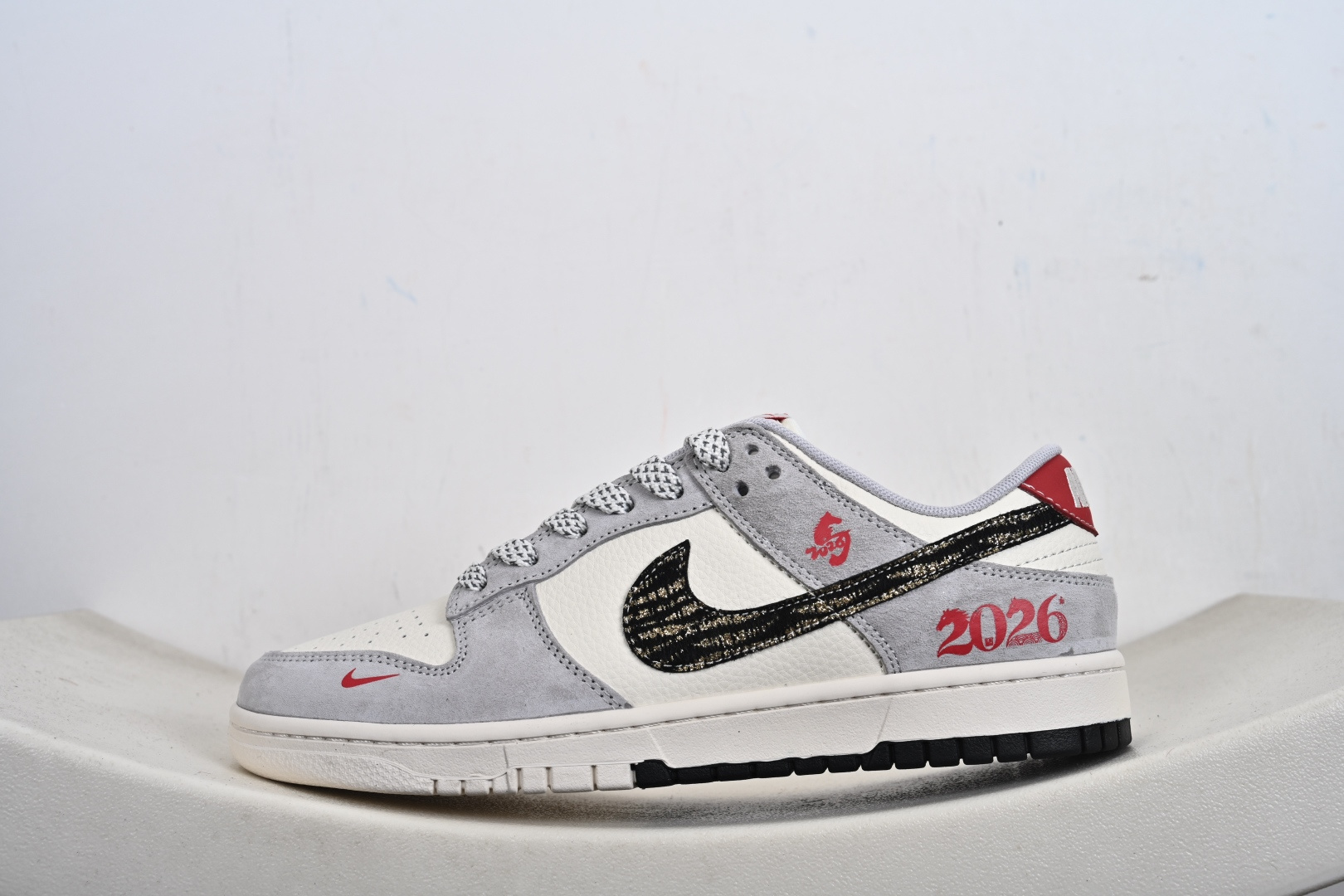 定制版 Nike dunk Low 丙午 马年限定 灰白黑勾 红低帮休闲板鞋 LX1988-819
