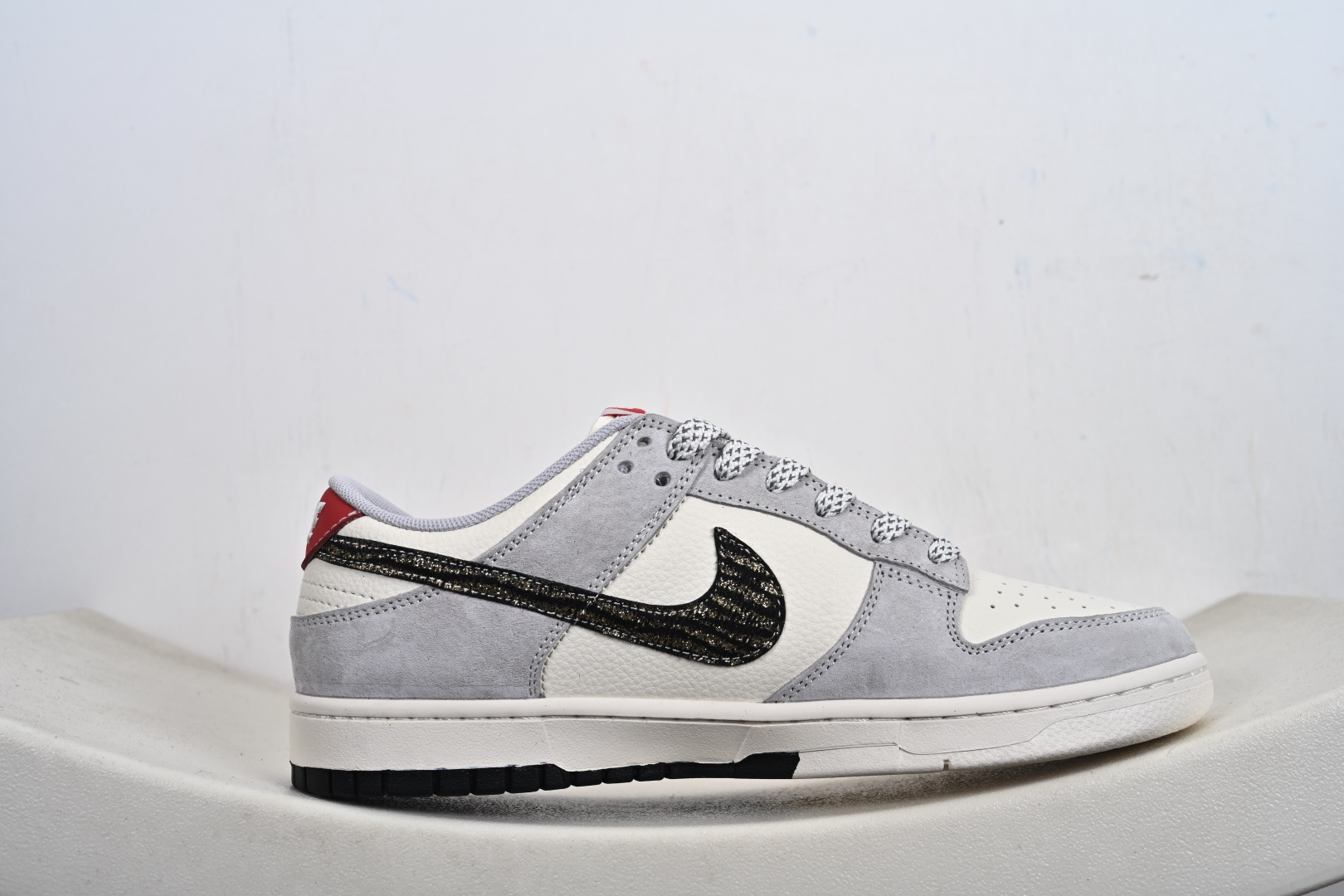 定制版 Nike dunk Low 丙午 马年限定 灰白黑勾 红低帮休闲板鞋 LX1988-819