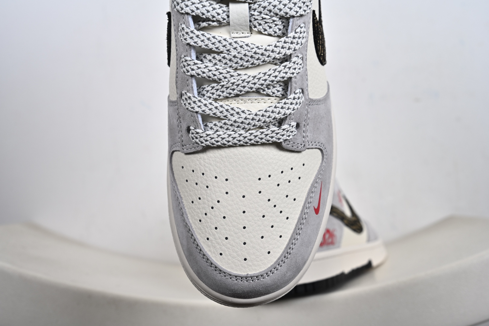 定制版 Nike dunk Low 丙午 马年限定 灰白黑勾 红低帮休闲板鞋 LX1988-819