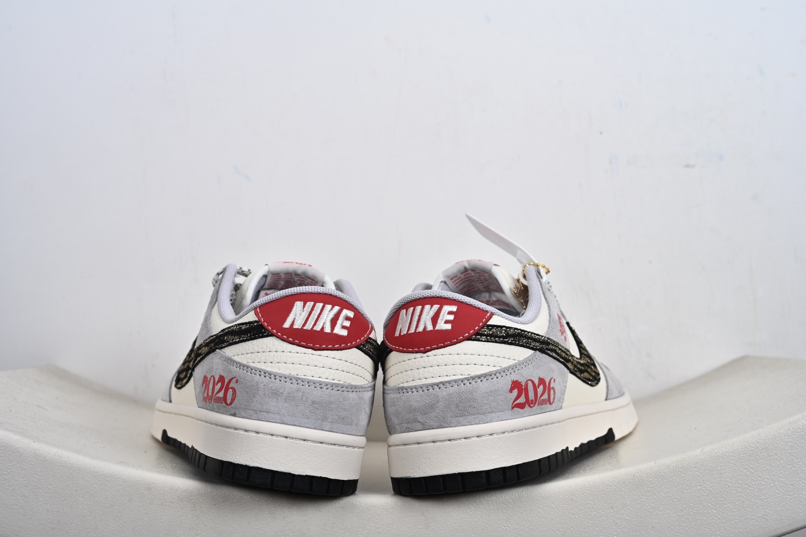 定制版 Nike dunk Low 丙午 马年限定 灰白黑勾 红低帮休闲板鞋 LX1988-819