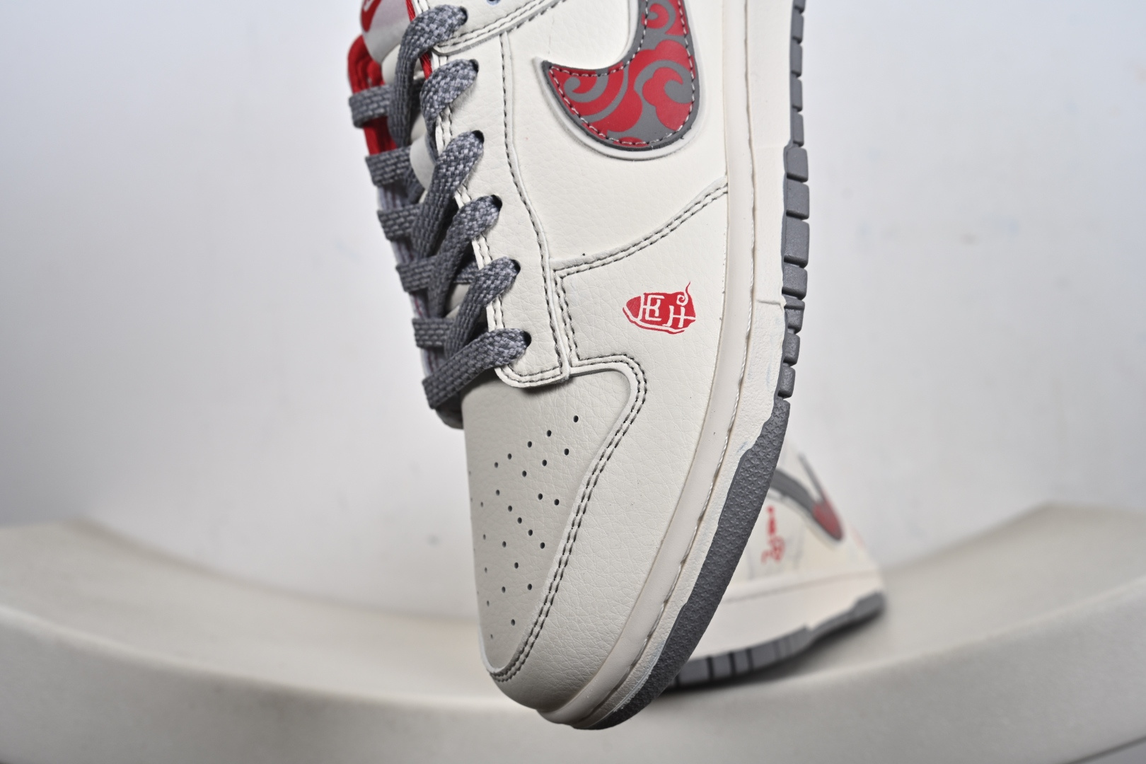 定制版 Nike dunk Low 丙午 马年限定 灰祥云勾 红低帮休闲板鞋 YX5066-417