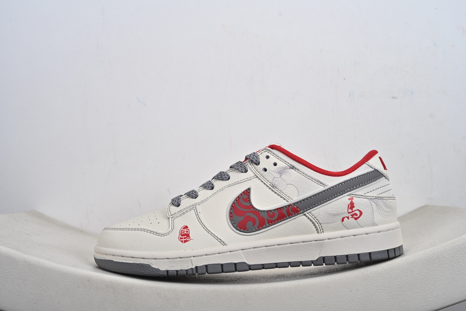 定制版 Nike dunk Low 丙午 马年限定 灰祥云勾 红低帮休闲板鞋 YX5066-417