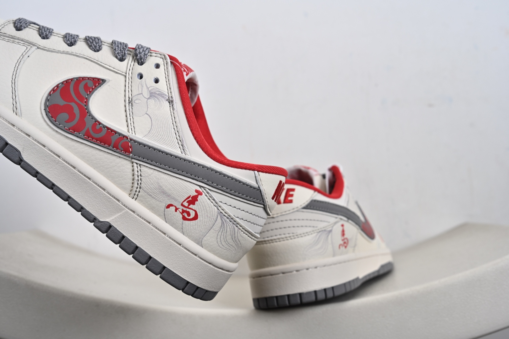 定制版 Nike dunk Low 丙午 马年限定 灰祥云勾 红低帮休闲板鞋 YX5066-417