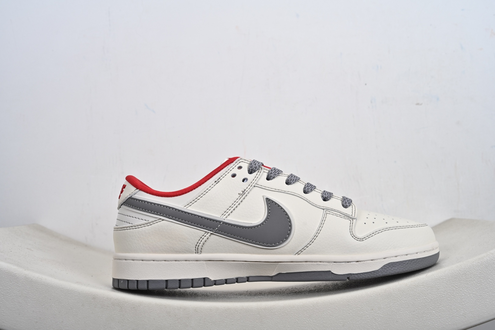 定制版 Nike dunk Low 丙午 马年限定 灰祥云勾 红低帮休闲板鞋 YX5066-417