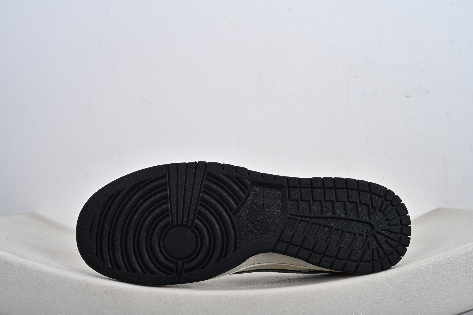 棋盘格+LV老花的Dunk谁不爱?灰白黑配色高级耐看 DN3168-033-Top High Quatity Cheap Sneakers Fashion Clothing Clothes Bags handbags Shoes of all Brand wholesale With The best Quality And Beautiful Price from China Factory Chinese suppliers wholesaler seller 棋盘格+LV老花的Dunk谁不爱?灰白黑配色高级耐看 DN3168-033