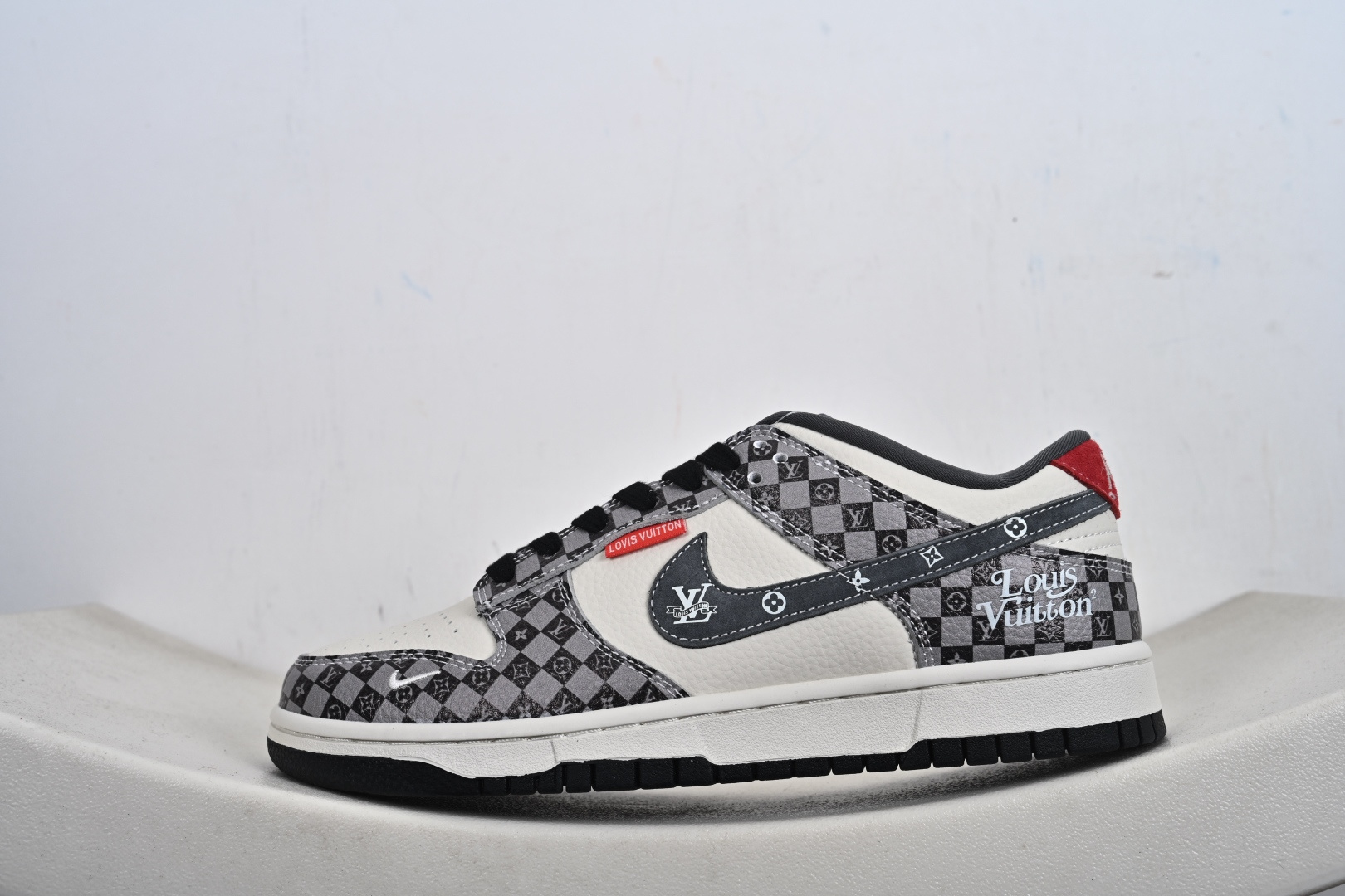棋盘格+LV老花的Dunk谁不爱?灰白黑配色高级耐看 DN3168-033-Top High Quatity Cheap Sneakers Fashion Clothing Clothes Bags handbags Shoes of all Brand wholesale With The best Quality And Beautiful Price from China Factory Chinese suppliers wholesaler seller 棋盘格+LV老花的Dunk谁不爱?灰白黑配色高级耐看 DN3168-033