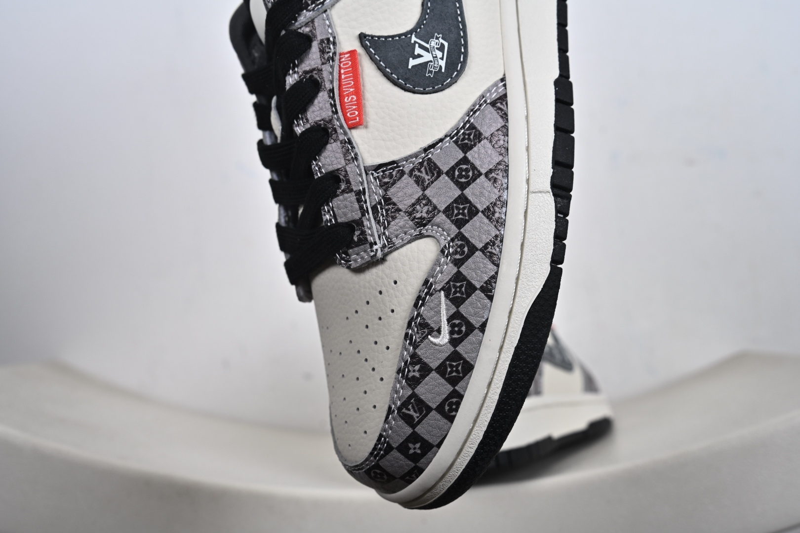 棋盘格+LV老花的Dunk谁不爱?灰白黑配色高级耐看 DN3168-033-Top High Quatity Cheap Sneakers Fashion Clothing Clothes Bags handbags Shoes of all Brand wholesale With The best Quality And Beautiful Price from China Factory Chinese suppliers wholesaler seller 棋盘格+LV老花的Dunk谁不爱?灰白黑配色高级耐看 DN3168-033