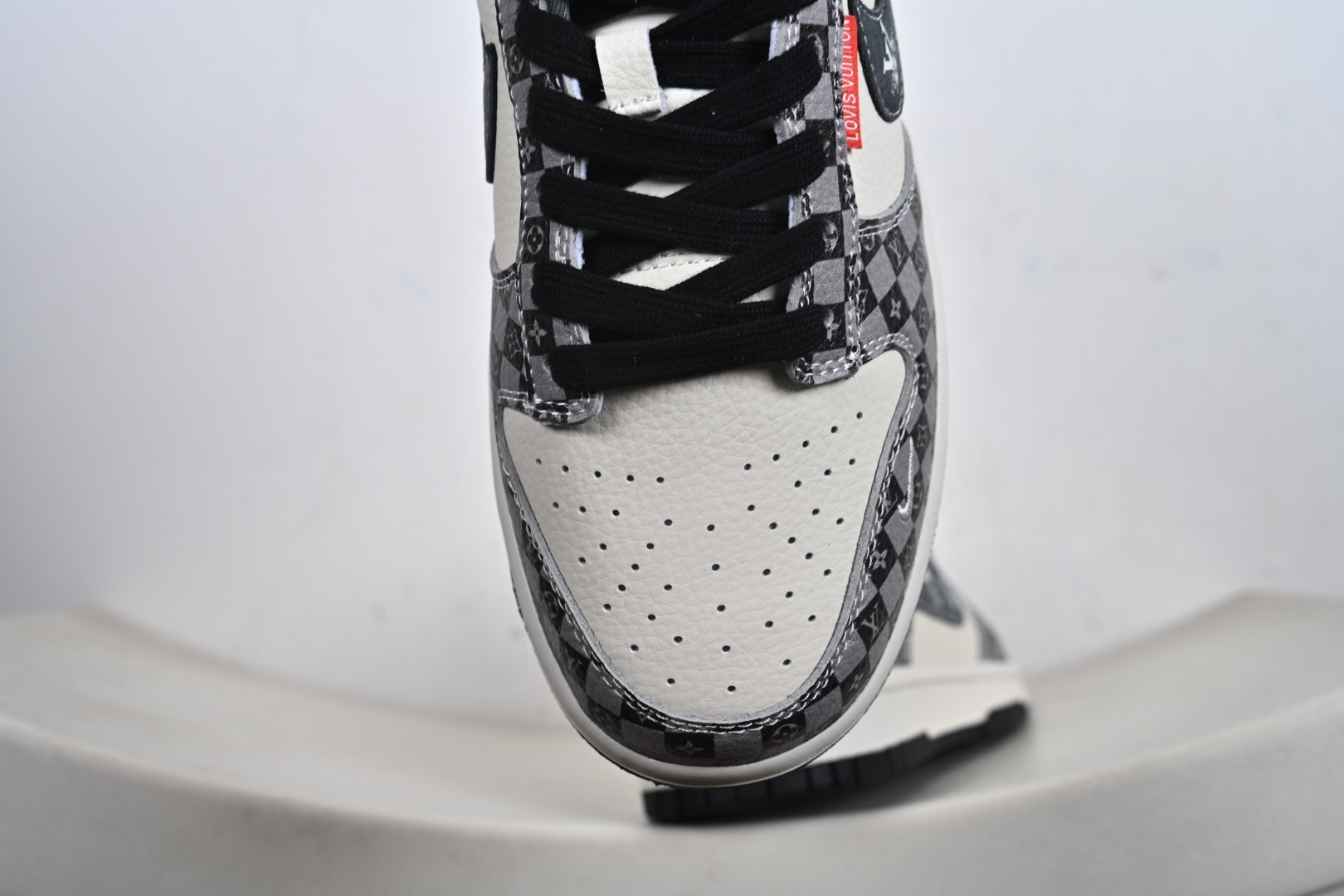棋盘格+LV老花的Dunk谁不爱?灰白黑配色高级耐看 DN3168-033-Top High Quatity Cheap Sneakers Fashion Clothing Clothes Bags handbags Shoes of all Brand wholesale With The best Quality And Beautiful Price from China Factory Chinese suppliers wholesaler seller 棋盘格+LV老花的Dunk谁不爱?灰白黑配色高级耐看 DN3168-033