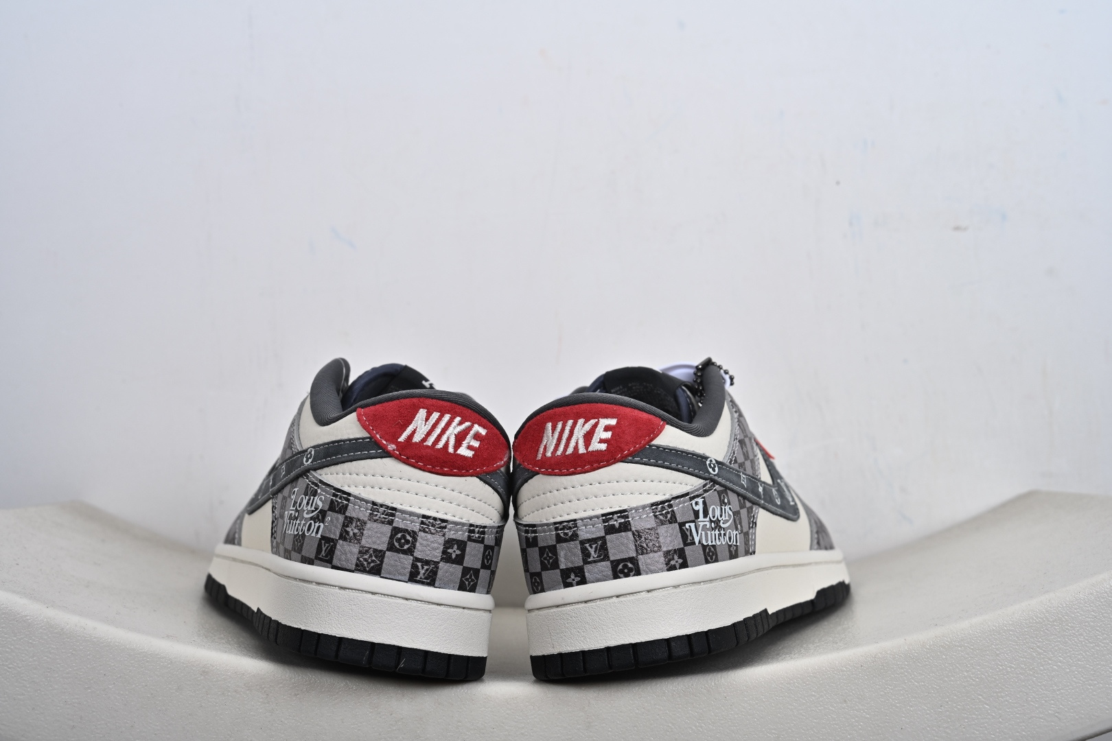 棋盘格+LV老花的Dunk谁不爱?灰白黑配色高级耐看 DN3168-033-Top High Quatity Cheap Sneakers Fashion Clothing Clothes Bags handbags Shoes of all Brand wholesale With The best Quality And Beautiful Price from China Factory Chinese suppliers wholesaler seller 棋盘格+LV老花的Dunk谁不爱?灰白黑配色高级耐看 DN3168-033