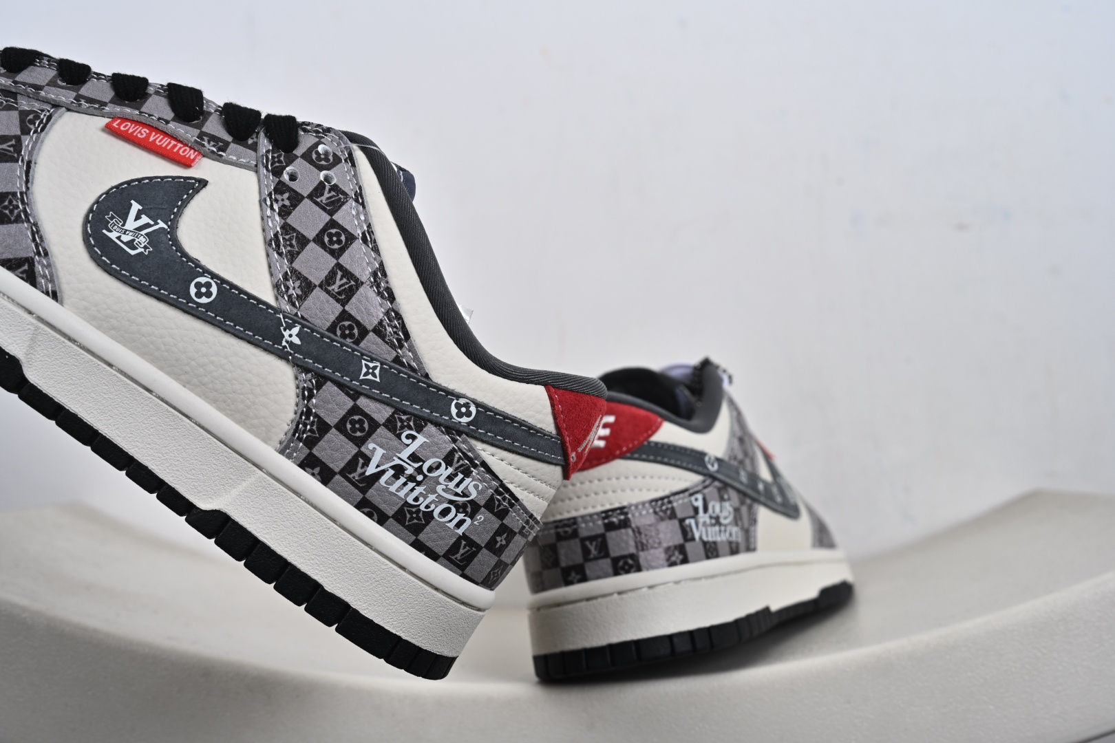 棋盘格+LV老花的Dunk谁不爱?灰白黑配色高级耐看 DN3168-033-Top High Quatity Cheap Sneakers Fashion Clothing Clothes Bags handbags Shoes of all Brand wholesale With The best Quality And Beautiful Price from China Factory Chinese suppliers wholesaler seller 棋盘格+LV老花的Dunk谁不爱?灰白黑配色高级耐看 DN3168-033