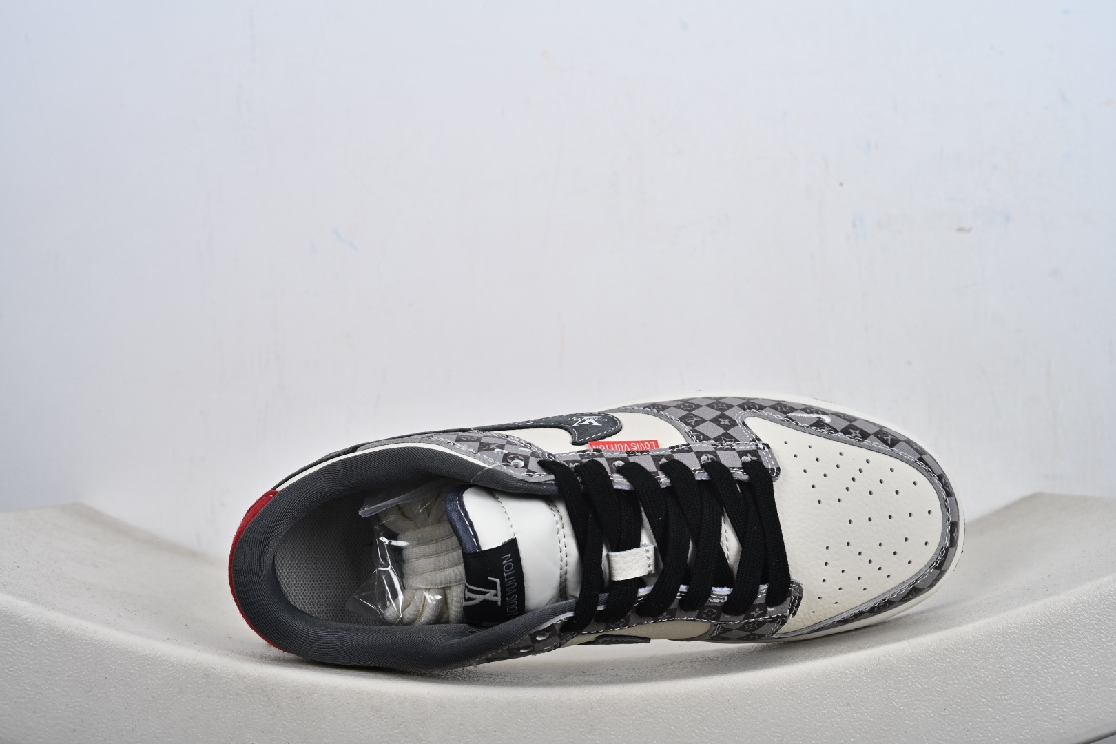 棋盘格+LV老花的Dunk谁不爱?灰白黑配色高级耐看 DN3168-033-Top High Quatity Cheap Sneakers Fashion Clothing Clothes Bags handbags Shoes of all Brand wholesale With The best Quality And Beautiful Price from China Factory Chinese suppliers wholesaler seller 棋盘格+LV老花的Dunk谁不爱?灰白黑配色高级耐看 DN3168-033