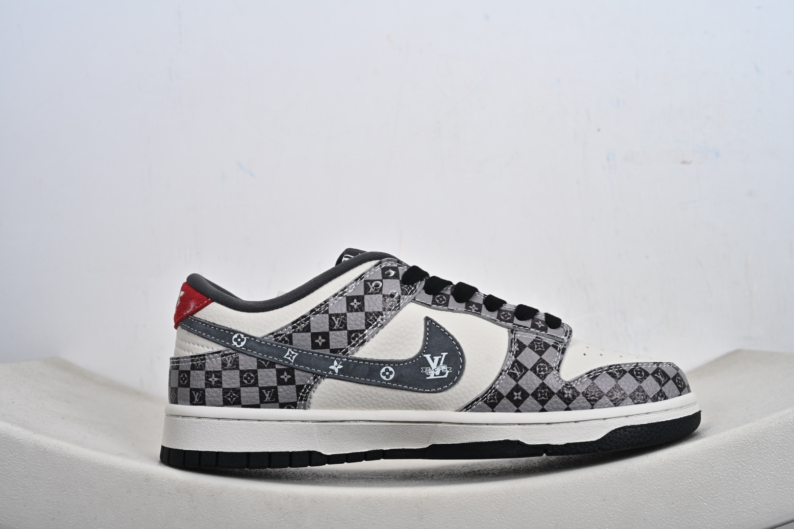 棋盘格+LV老花的Dunk谁不爱?灰白黑配色高级耐看 DN3168-033-Top High Quatity Cheap Sneakers Fashion Clothing Clothes Bags handbags Shoes of all Brand wholesale With The best Quality And Beautiful Price from China Factory Chinese suppliers wholesaler seller 棋盘格+LV老花的Dunk谁不爱?灰白黑配色高级耐看 DN3168-033