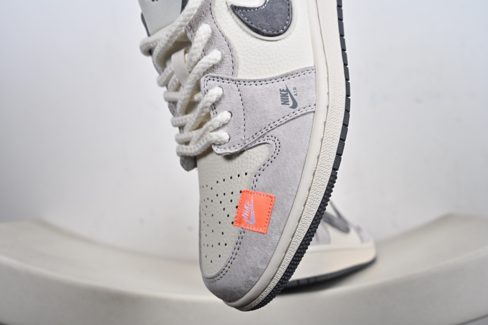 200 Nike Jordan Air Jordan 1“LV联名——黑布勾抽绳” 高端定制 低帮 复古 减震 防滑 耐磨 篮球鞋 YX5066-305-Chinese UA Cheap High Quatity Brand Clothes Bags handbags Sneakers wholesale wholesaler seller from China Factory suppliers Fashion Clothing Shoes best Quality Beautiful Price 200 Nike Jordan Air Jordan 1“LV联名——黑布勾抽绳” 高端定制 低帮 复古 减震 防滑 耐磨 篮球鞋 YX5066-305