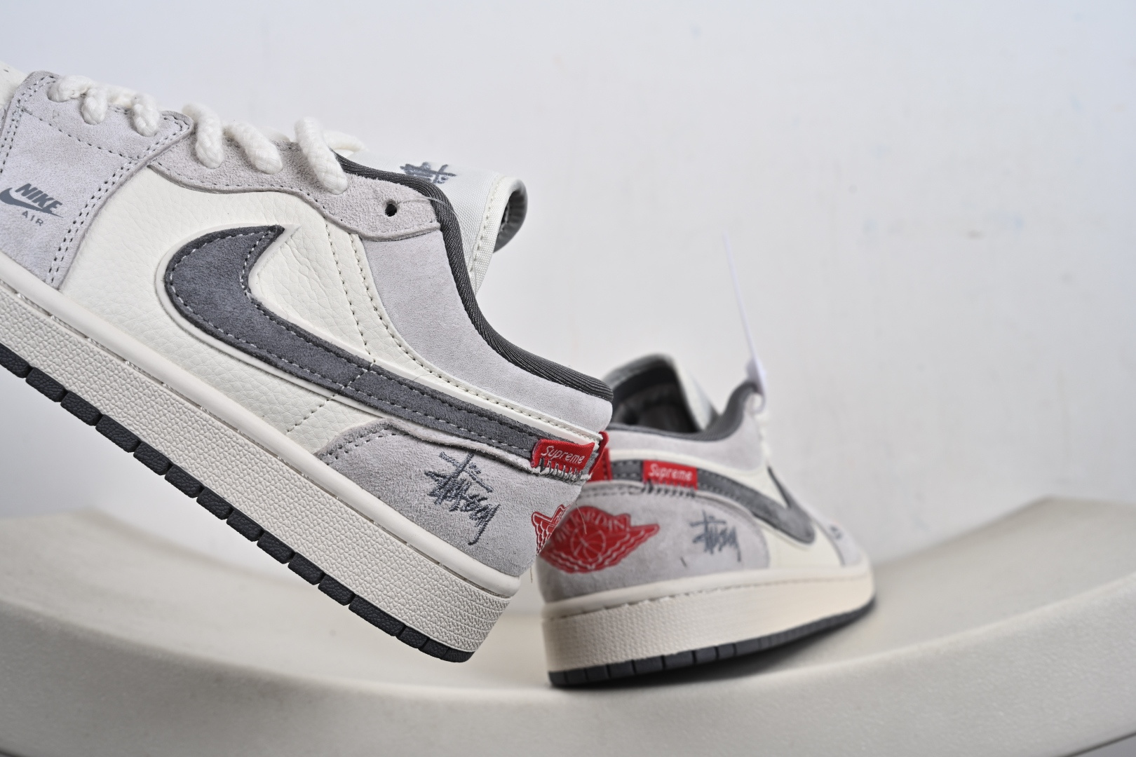 200 Nike Jordan Air Jordan 1“LV联名——黑布勾抽绳” 高端定制 低帮 复古 减震 防滑 耐磨 篮球鞋 YX5066-305-Chinese UA Cheap High Quatity Brand Clothes Bags handbags Sneakers wholesale wholesaler seller from China Factory suppliers Fashion Clothing Shoes best Quality Beautiful Price 200 Nike Jordan Air Jordan 1“LV联名——黑布勾抽绳” 高端定制 低帮 复古 减震 防滑 耐磨 篮球鞋 YX5066-305