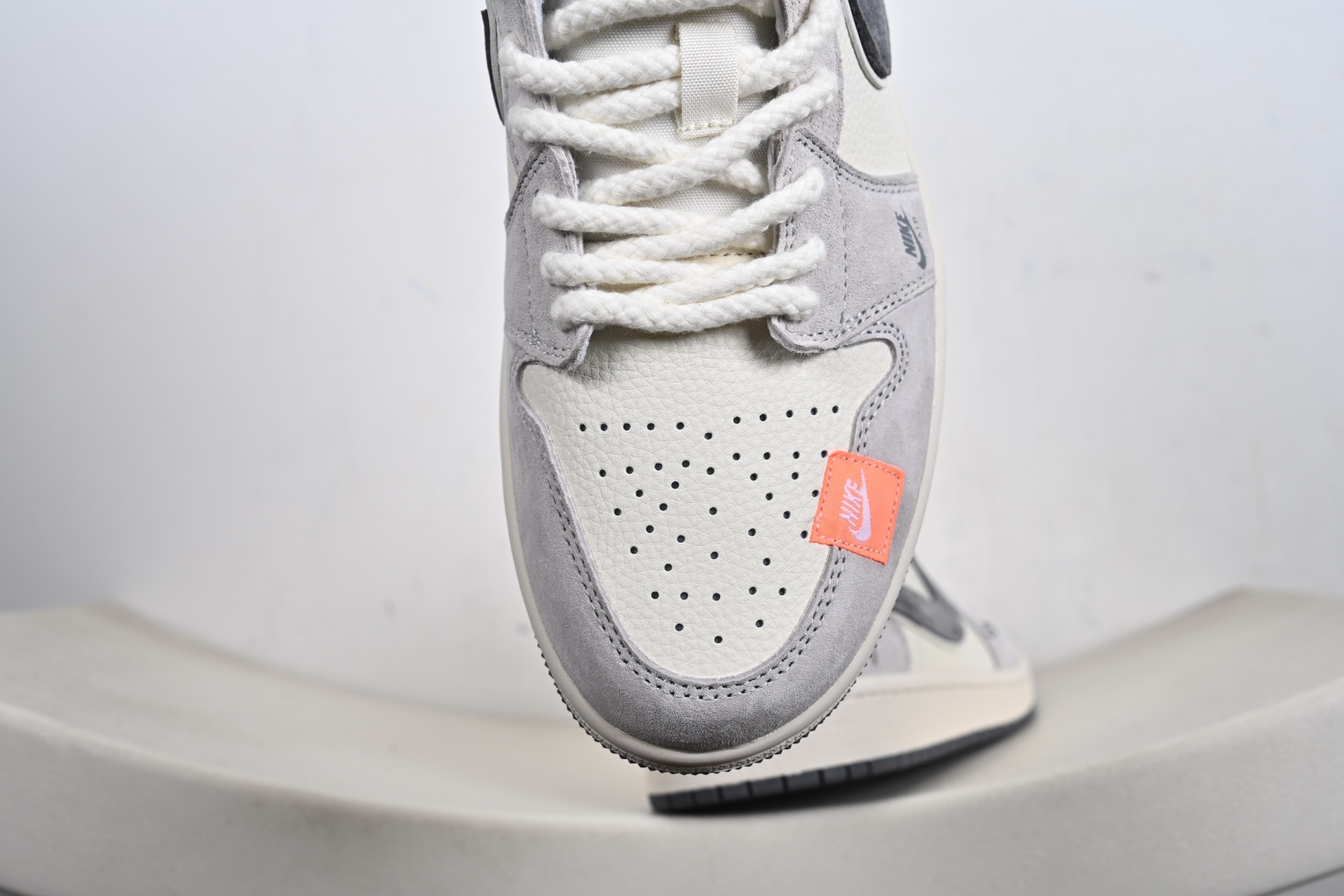 200 Nike Jordan Air Jordan 1“LV联名——黑布勾抽绳” 高端定制 低帮 复古 减震 防滑 耐磨 篮球鞋 YX5066-305-Chinese UA Cheap High Quatity Brand Clothes Bags handbags Sneakers wholesale wholesaler seller from China Factory suppliers Fashion Clothing Shoes best Quality Beautiful Price 200 Nike Jordan Air Jordan 1“LV联名——黑布勾抽绳” 高端定制 低帮 复古 减震 防滑 耐磨 篮球鞋 YX5066-305
