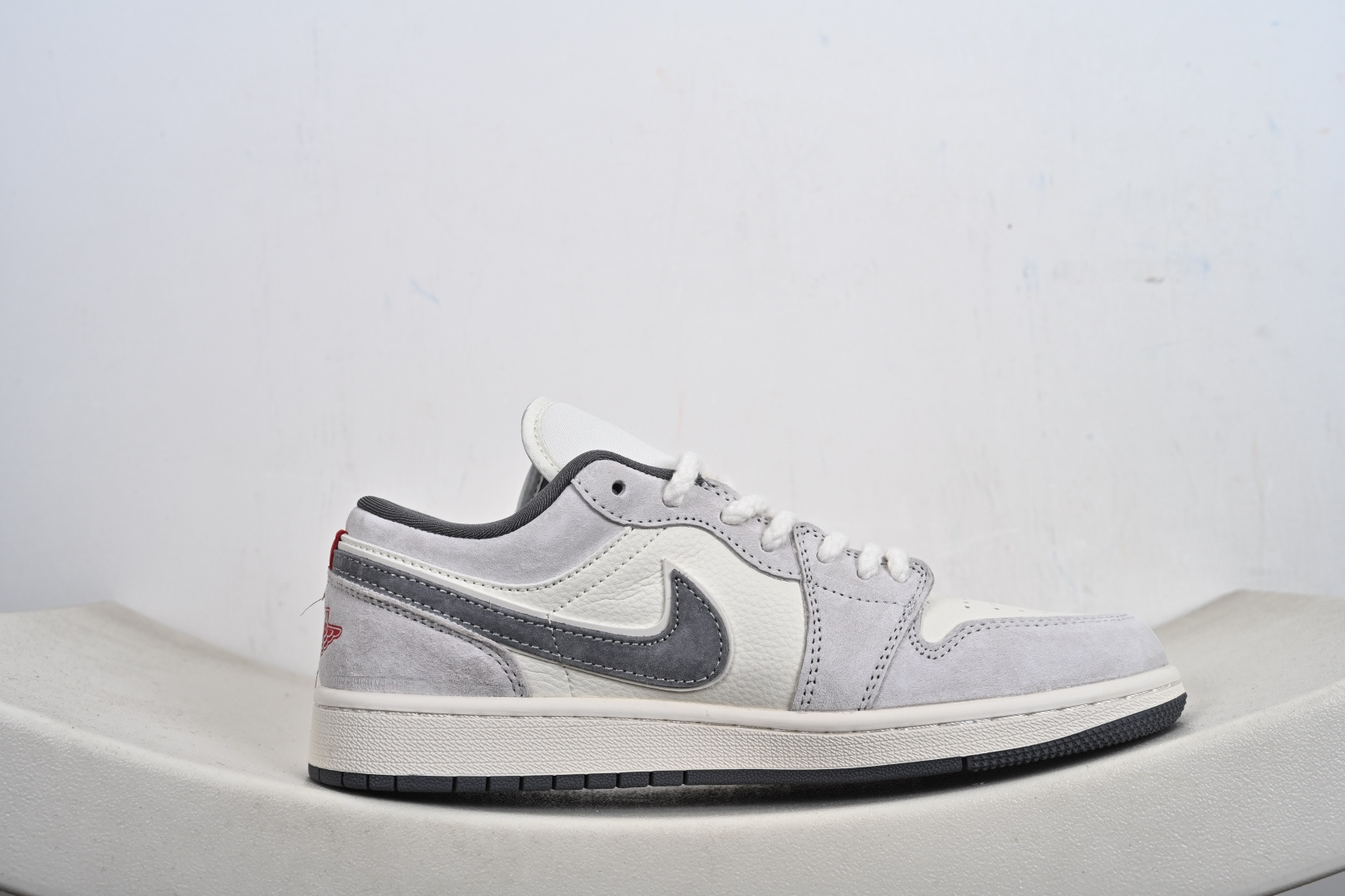 200 Nike Jordan Air Jordan 1“LV联名——黑布勾抽绳” 高端定制 低帮 复古 减震 防滑 耐磨 篮球鞋 YX5066-305-Chinese UA Cheap High Quatity Brand Clothes Bags handbags Sneakers wholesale wholesaler seller from China Factory suppliers Fashion Clothing Shoes best Quality Beautiful Price 200 Nike Jordan Air Jordan 1“LV联名——黑布勾抽绳” 高端定制 低帮 复古 减震 防滑 耐磨 篮球鞋 YX5066-305