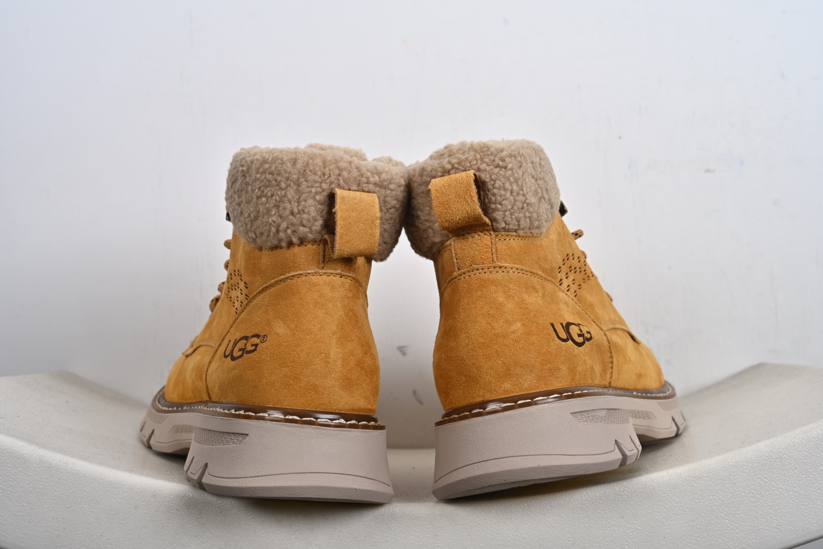 240 UGG Tasman Weather Hybrid 塔斯曼混合系列中帮轻量休闲马丁靴 U5869M