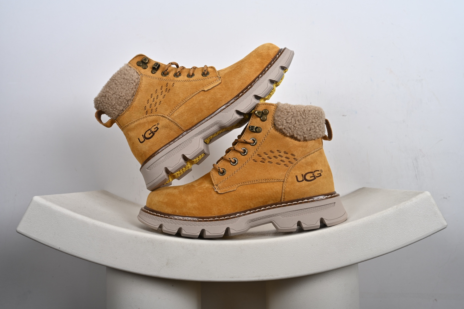 240 UGG Tasman Weather Hybrid 塔斯曼混合系列中帮轻量休闲马丁靴 U5869M