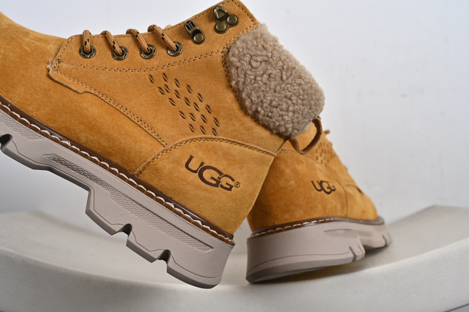 240 UGG Tasman Weather Hybrid 塔斯曼混合系列中帮轻量休闲马丁靴 U5869M