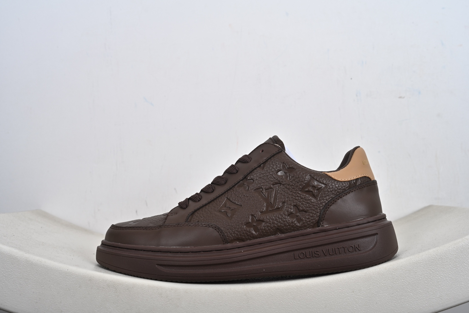 380 路易威登Louis Vuitton Rivoli Low Sneaker 休闲低帮百搭板鞋-Chinese UA Cheap High Quatity Brand Clothes Bags handbags Sneakers wholesale wholesaler seller from China Factory suppliers Fashion Clothing Shoes best Quality Beautiful Price 380 路易威登Louis Vuitton Rivoli Low Sneaker 休闲低帮百搭板鞋
