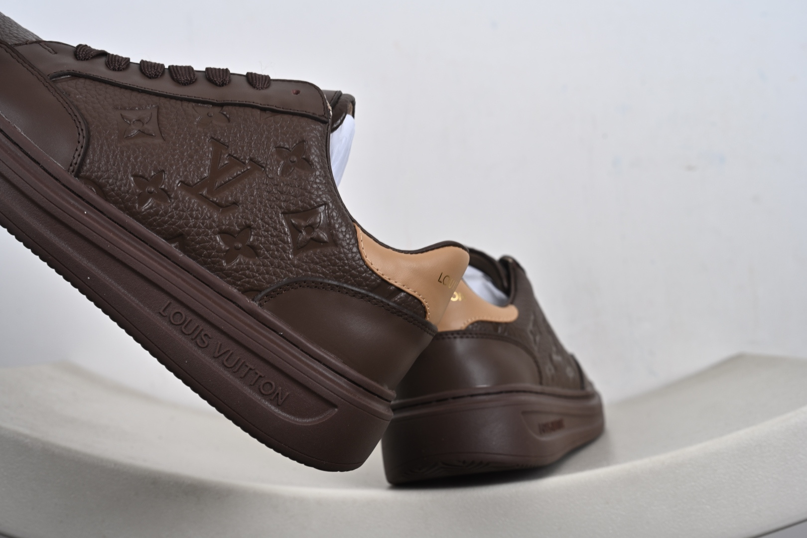 380 路易威登Louis Vuitton Rivoli Low Sneaker 休闲低帮百搭板鞋-Chinese UA Cheap High Quatity Brand Clothes Bags handbags Sneakers wholesale wholesaler seller from China Factory suppliers Fashion Clothing Shoes best Quality Beautiful Price 380 路易威登Louis Vuitton Rivoli Low Sneaker 休闲低帮百搭板鞋