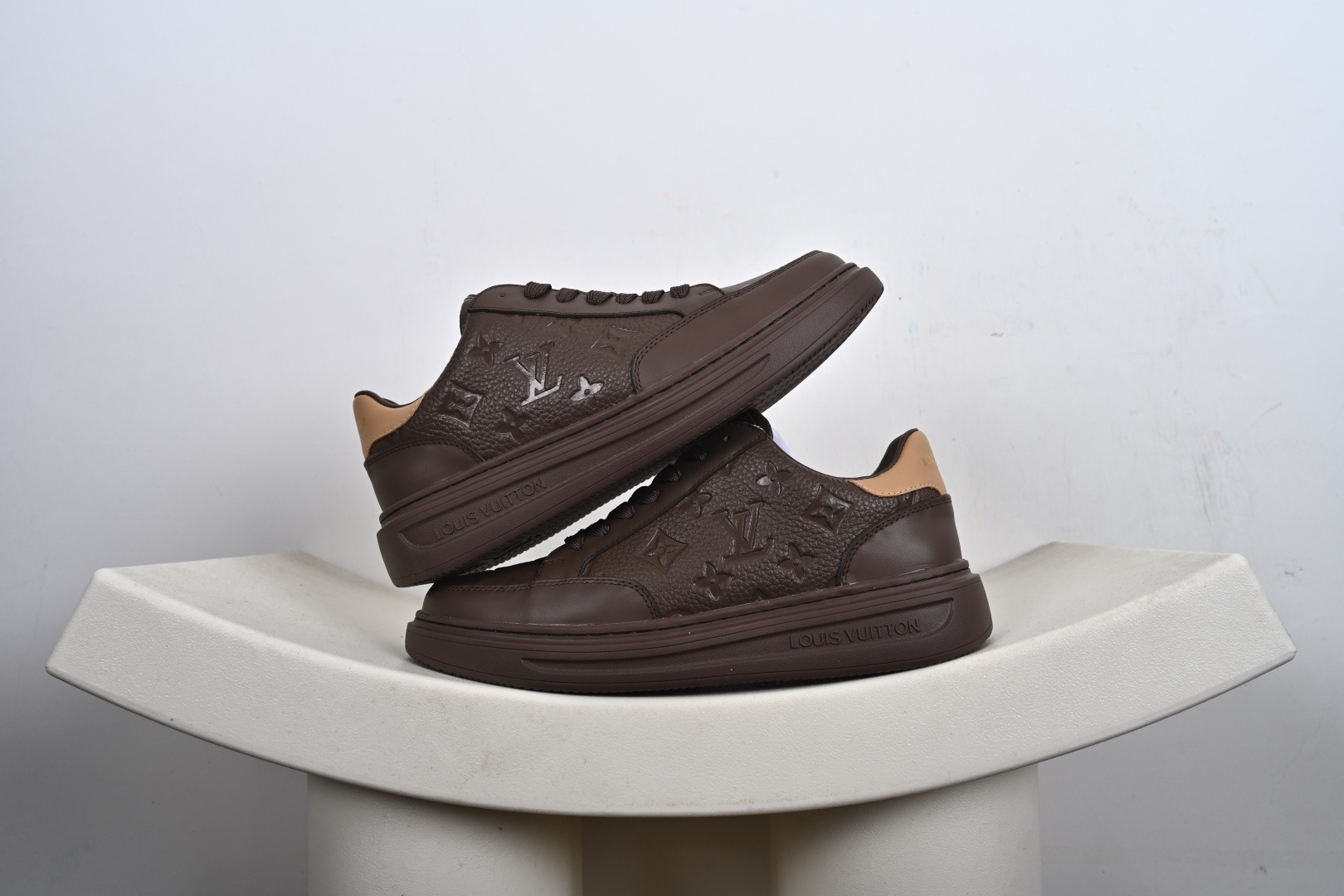 380 路易威登Louis Vuitton Rivoli Low Sneaker 休闲低帮百搭板鞋-Chinese UA Cheap High Quatity Brand Clothes Bags handbags Sneakers wholesale wholesaler seller from China Factory suppliers Fashion Clothing Shoes best Quality Beautiful Price 380 路易威登Louis Vuitton Rivoli Low Sneaker 休闲低帮百搭板鞋