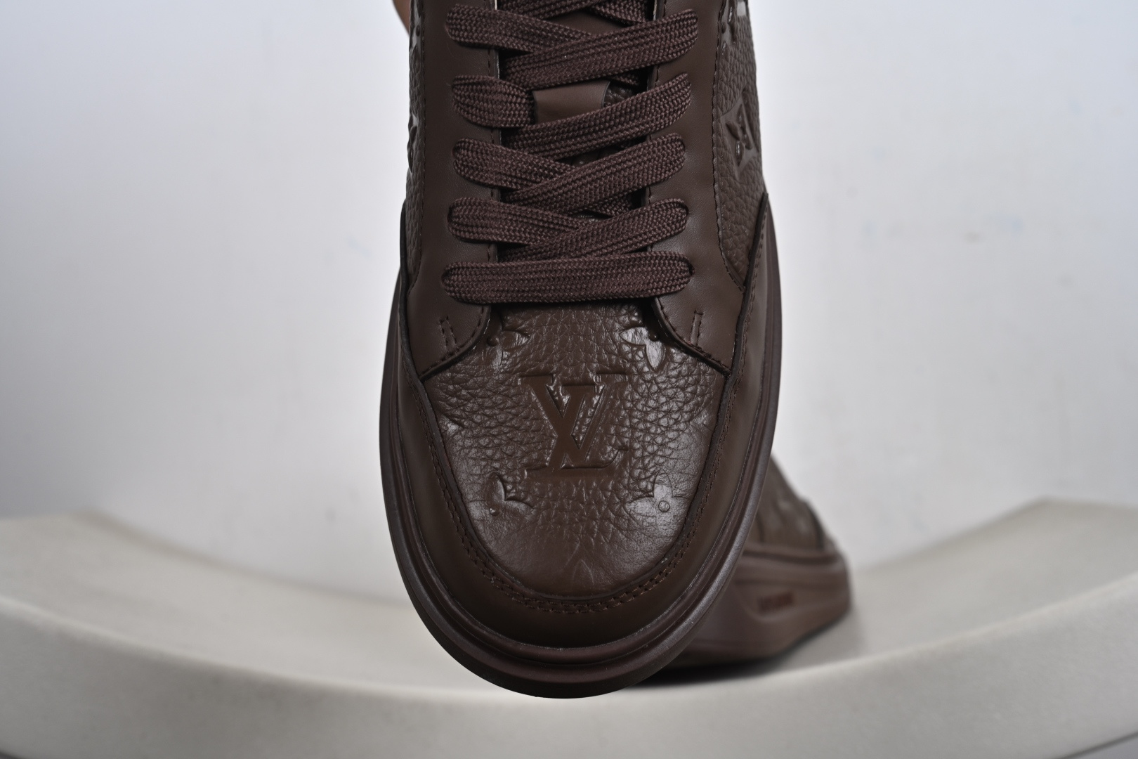 380 路易威登Louis Vuitton Rivoli Low Sneaker 休闲低帮百搭板鞋-Chinese UA Cheap High Quatity Brand Clothes Bags handbags Sneakers wholesale wholesaler seller from China Factory suppliers Fashion Clothing Shoes best Quality Beautiful Price 380 路易威登Louis Vuitton Rivoli Low Sneaker 休闲低帮百搭板鞋