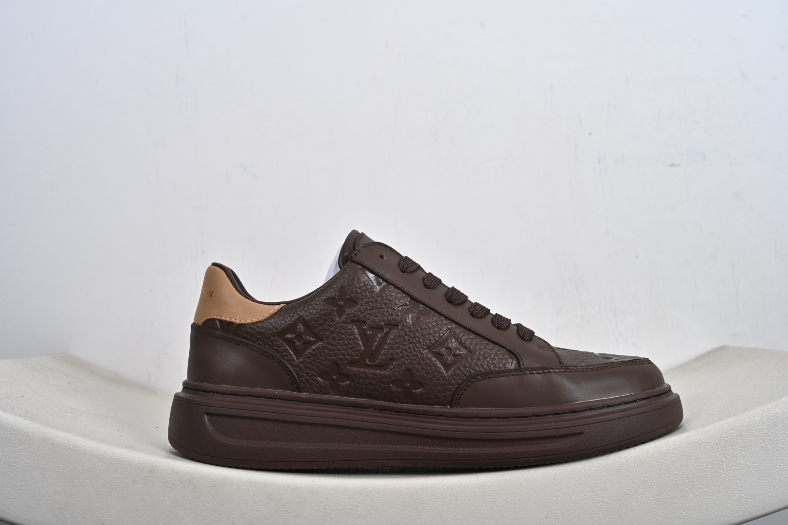 380 路易威登Louis Vuitton Rivoli Low Sneaker 休闲低帮百搭板鞋-Chinese UA Cheap High Quatity Brand Clothes Bags handbags Sneakers wholesale wholesaler seller from China Factory suppliers Fashion Clothing Shoes best Quality Beautiful Price 380 路易威登Louis Vuitton Rivoli Low Sneaker 休闲低帮百搭板鞋
