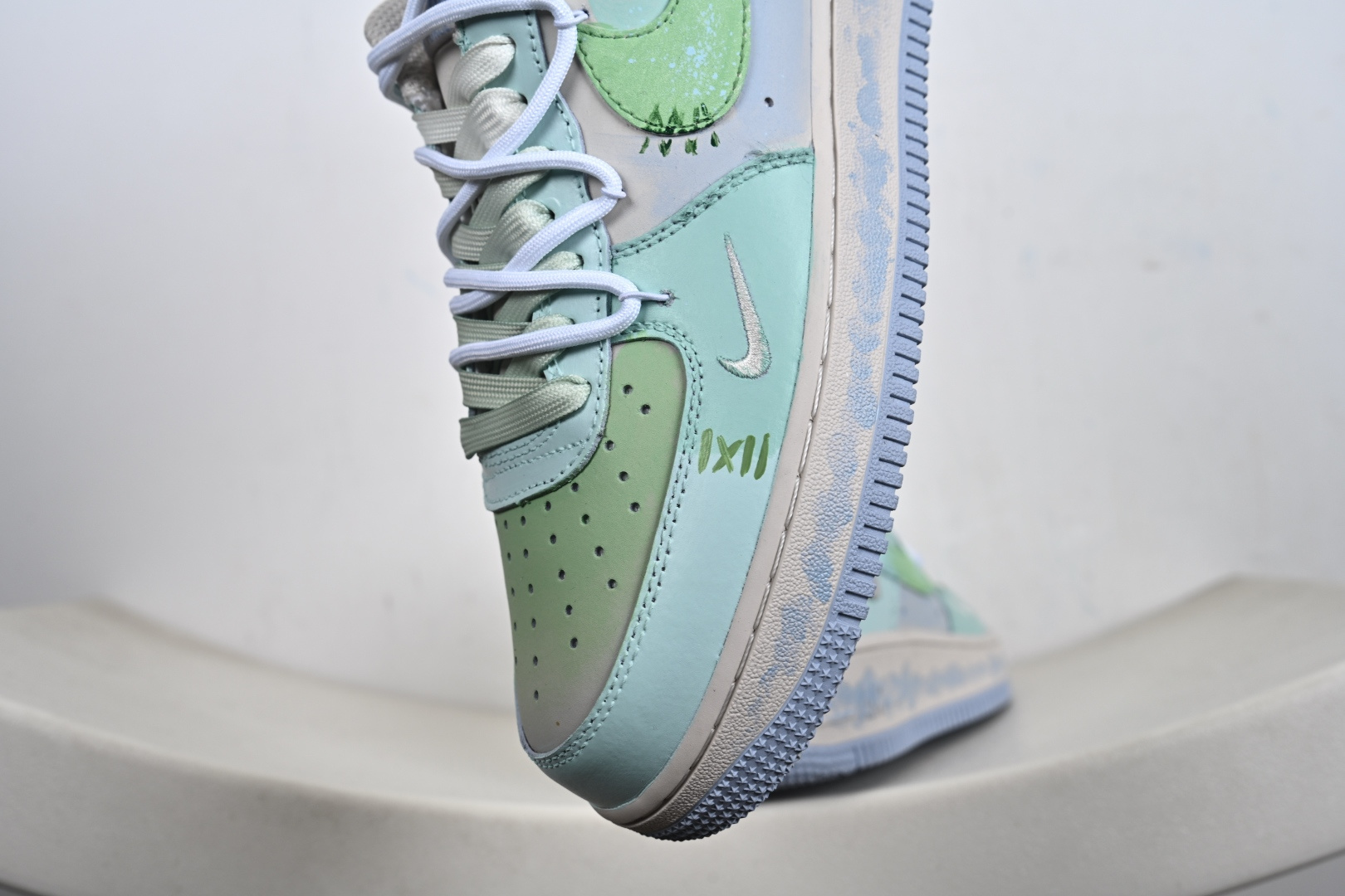 240 手绘涂鸦“薄荷漫绘”Nike Air Force 1 “Mint Wash Sketch”空军一号定制板鞋 DB3301-919-Chinese UA Cheap High Quatity Brand Clothes Bags handbags Sneakers wholesale wholesaler seller from China Factory suppliers Fashion Clothing Shoes best Quality Beautiful Price 240 手绘涂鸦“薄荷漫绘”Nike Air Force 1 “Mint Wash Sketch”空军一号定制板鞋 DB3301-919