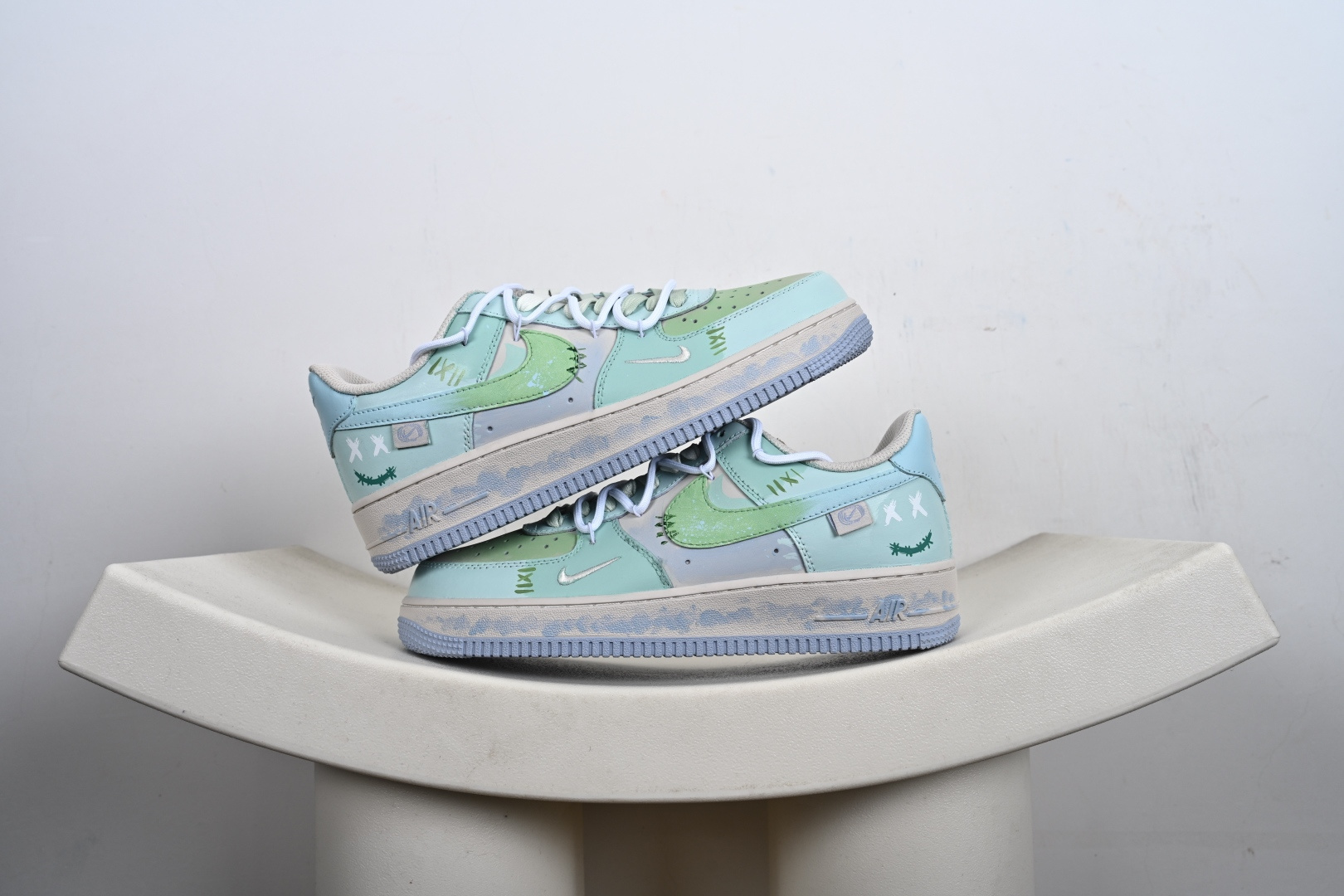 本地💰250支持放店
手绘涂鸦“薄荷漫绘”Nike Air Force 1  “Mint Wash Sketch”空军一号定制板鞋 
 以渐变青雾为底色，这双 “薄荷漫绘” 是夏日清爽与随性涂鸦的融合。从浅绿到深青的晕染鞋身，像把薄荷汽水的凉意泼在了鞋上；双勾 Logo 叠搭手写涂鸦、笑脸纹样，让细节裹着松弛的手绘感；做旧中底的斑驳渍迹，更衬出 “踏过夏日落叶小径” 的随性质感
货号：DB3301-919
SIZE: 36 36.5 37.5 38 38.5 39 40 40.5 41 42 42.5 43 44 44.5 45-K-F2