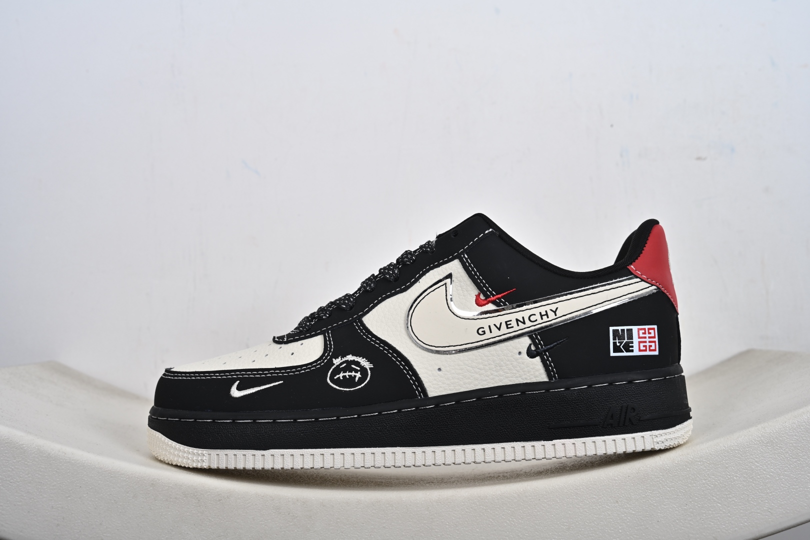 本地💰250支持放店
【定制版】Nike Air Force 1'07 Low 纪梵希联名定制款 空军一号低帮休闲板鞋
#原楦头原纸板 高端定制鞋盒 原厂鞋底 超高清洁度 细节完美
货号:XL1979-131
尺码:36 36.5 37.5 38 38.5 39 40 40.5 41 42 42.5 43 44 44.5 45-K-F2