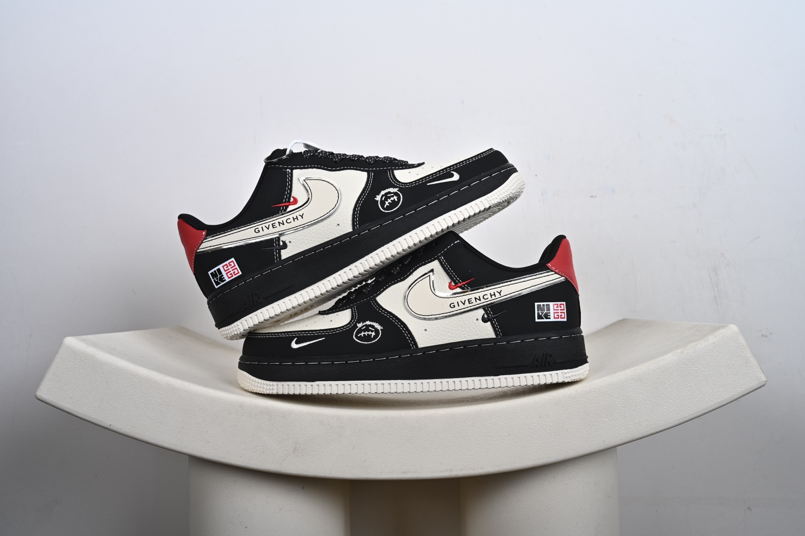 本地💰250支持放店
【定制版】Nike Air Force 1'07 Low  纪梵希联名定制款 空军一号低帮休闲板鞋
#原楦头原纸板 高端定制鞋盒 原厂鞋底 超高清洁度 细节完美
货号：XL1979-131
尺码：36 36.5 37.5 38 38.5 39 40 40.5 41 42 42.5 43 44 44.5 45-K-F2