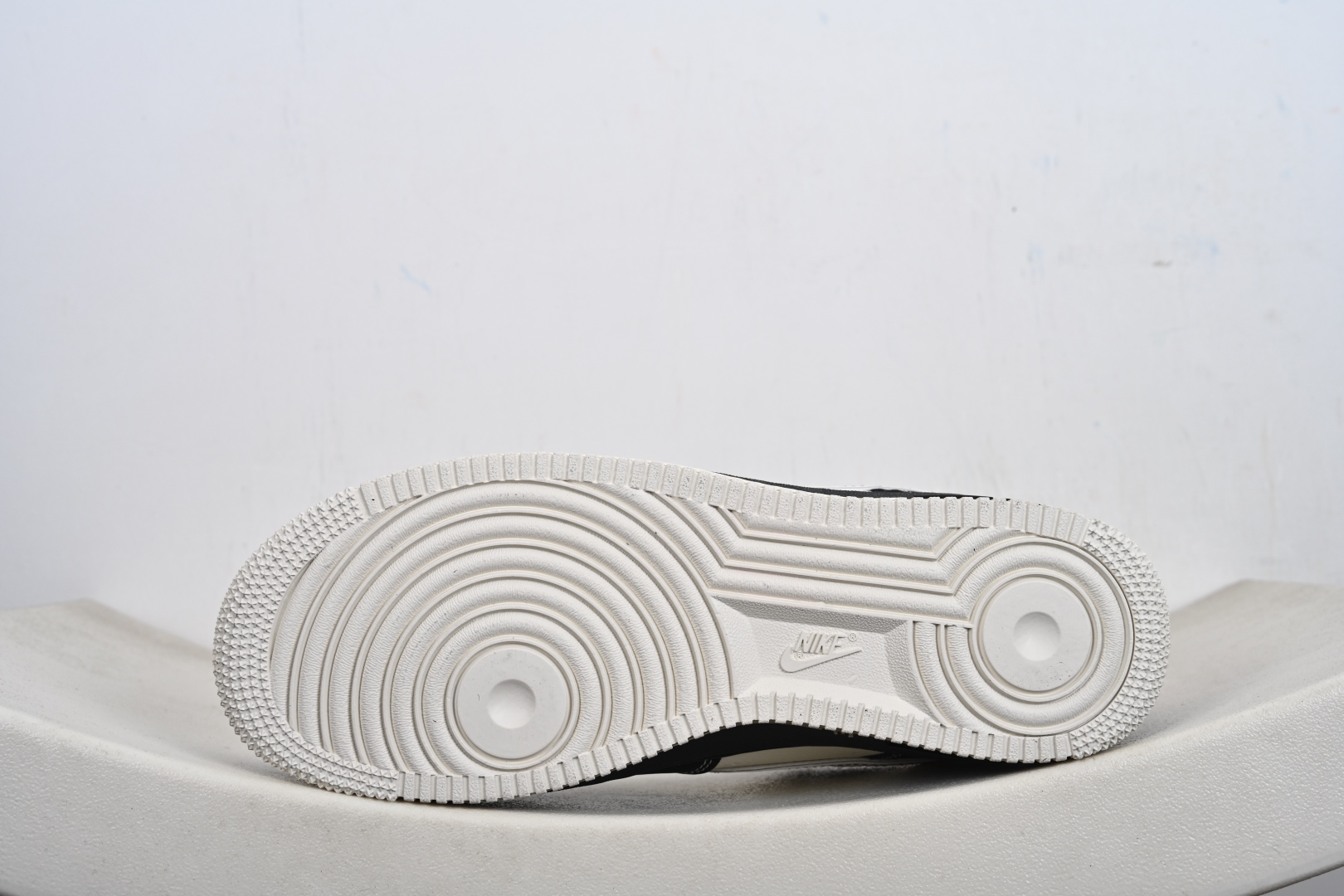 本地💰250支持放店
【定制版】Nike Air Force 1'07 Low 纪梵希联名定制款 空军一号低帮休闲板鞋
#原楦头原纸板 高端定制鞋盒 原厂鞋底 超高清洁度 细节完美
货号:XL1979-131
尺码:36 36.5 37.5 38 38.5 39 40 40.5 41 42 42.5 43 44 44.5 45-K-F2