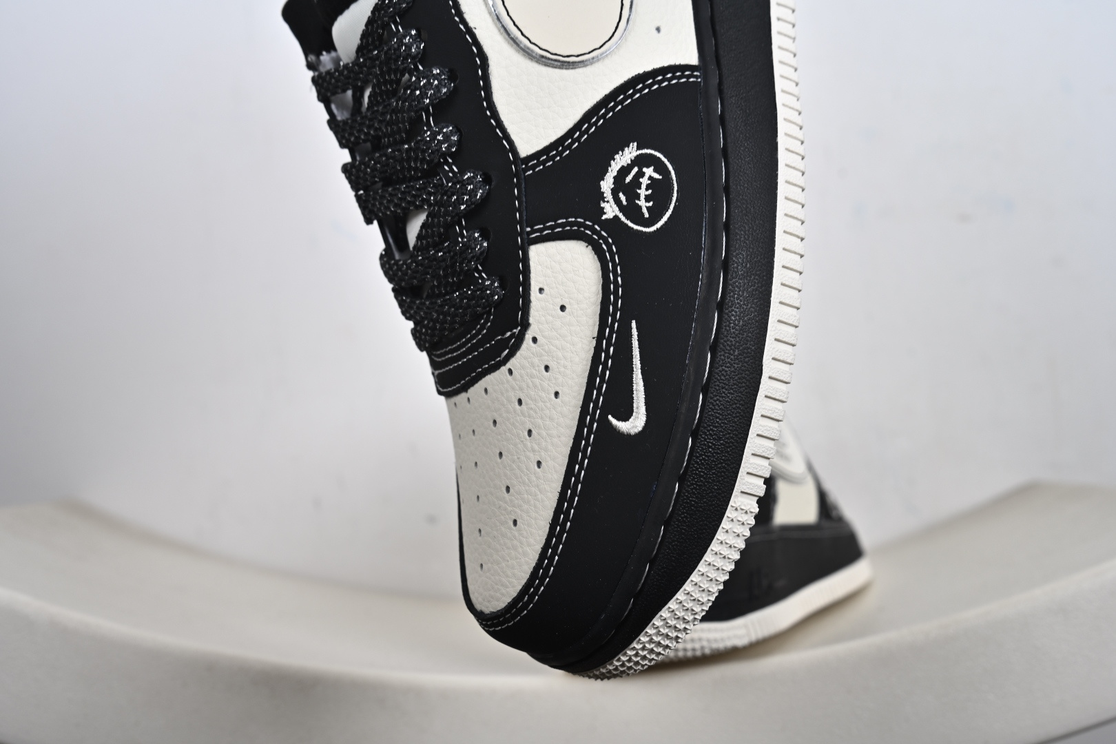 240 定制版 Nike Air Force 1'07 Low 纪梵希联名定制款 空军一号低帮休闲板鞋 XL1979-131-Chinese UA Cheap High Quatity Brand Clothes Bags handbags Sneakers wholesale wholesaler seller from China Factory suppliers Fashion Clothing Shoes best Quality Beautiful Price 240 定制版 Nike Air Force 1'07 Low 纪梵希联名定制款 空军一号低帮休闲板鞋 XL1979-131