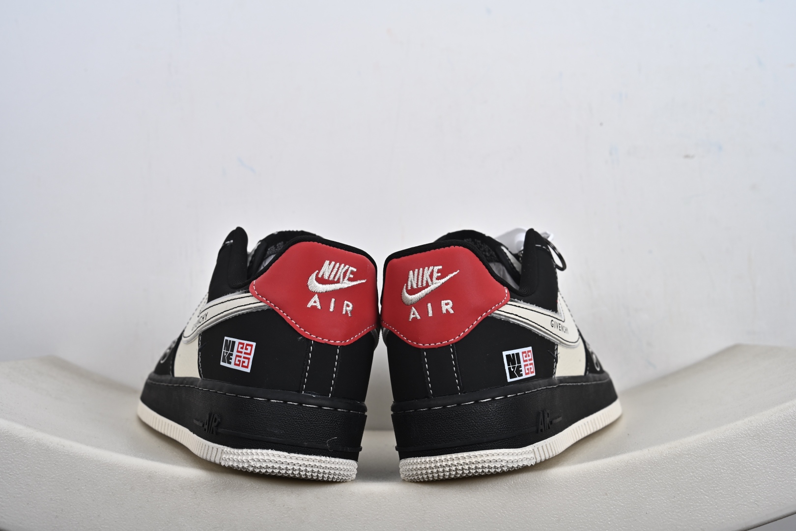 本地💰250支持放店
【定制版】Nike Air Force 1'07 Low 纪梵希联名定制款 空军一号低帮休闲板鞋
#原楦头原纸板 高端定制鞋盒 原厂鞋底 超高清洁度 细节完美
货号:XL1979-131
尺码:36 36.5 37.5 38 38.5 39 40 40.5 41 42 42.5 43 44 44.5 45-K-F2