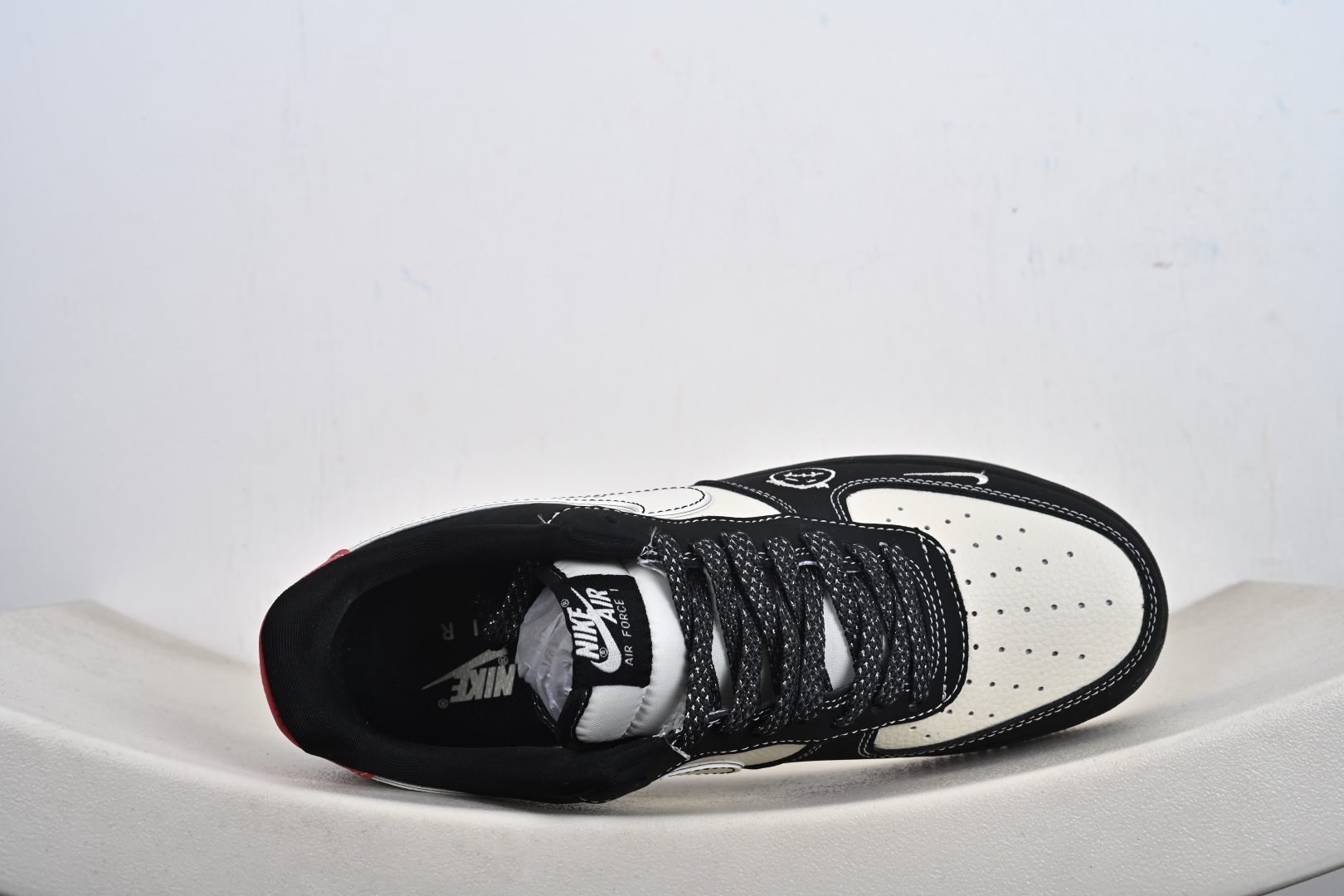 本地💰250支持放店
【定制版】Nike Air Force 1'07 Low 纪梵希联名定制款 空军一号低帮休闲板鞋
#原楦头原纸板 高端定制鞋盒 原厂鞋底 超高清洁度 细节完美
货号:XL1979-131
尺码:36 36.5 37.5 38 38.5 39 40 40.5 41 42 42.5 43 44 44.5 45-K-F2