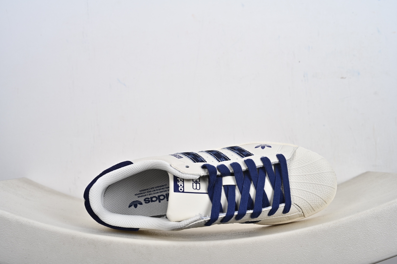 福利特价💰130支持放店‼️‼️‼️
AD Originals Superstar x Louis Vuitton 采用全新头层拼接皮革材质后跟采用特色3D立体印字 渠道正品订单 诠释市场最高工艺水平全鞋进口头层皮料打造区别市面普通真标版本,进出专柜无压力
货号:XS0010、
Size:36-45-F2-E0