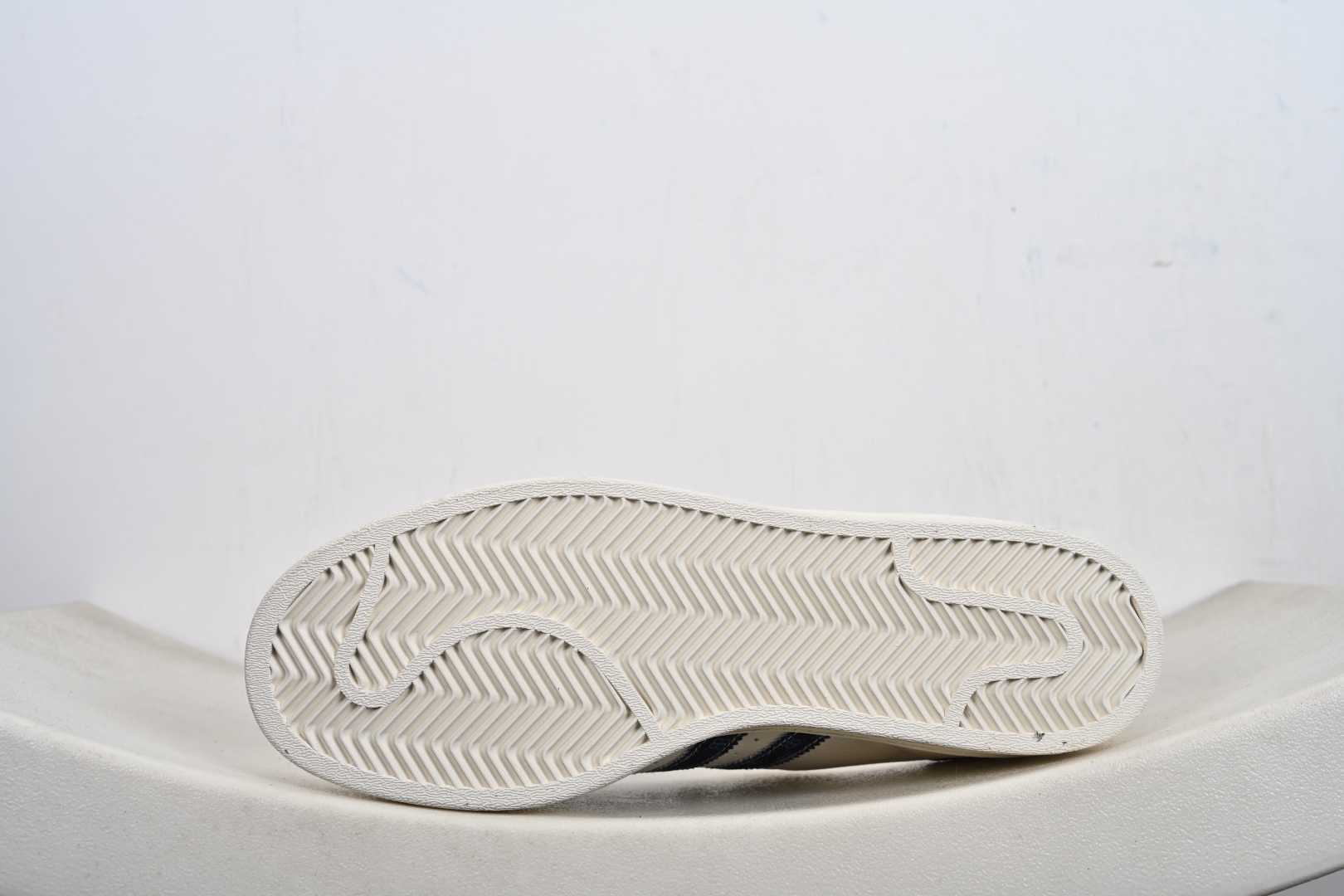 福利特价💰130支持放店‼️‼️‼️
AD Originals Superstar x Louis Vuitton 采用全新头层拼接皮革材质后跟采用特色3D立体印字 渠道正品订单 诠释市场最高工艺水平全鞋进口头层皮料打造区别市面普通真标版本,进出专柜无压力
货号:XS0010、
Size:36-45-F2-E0