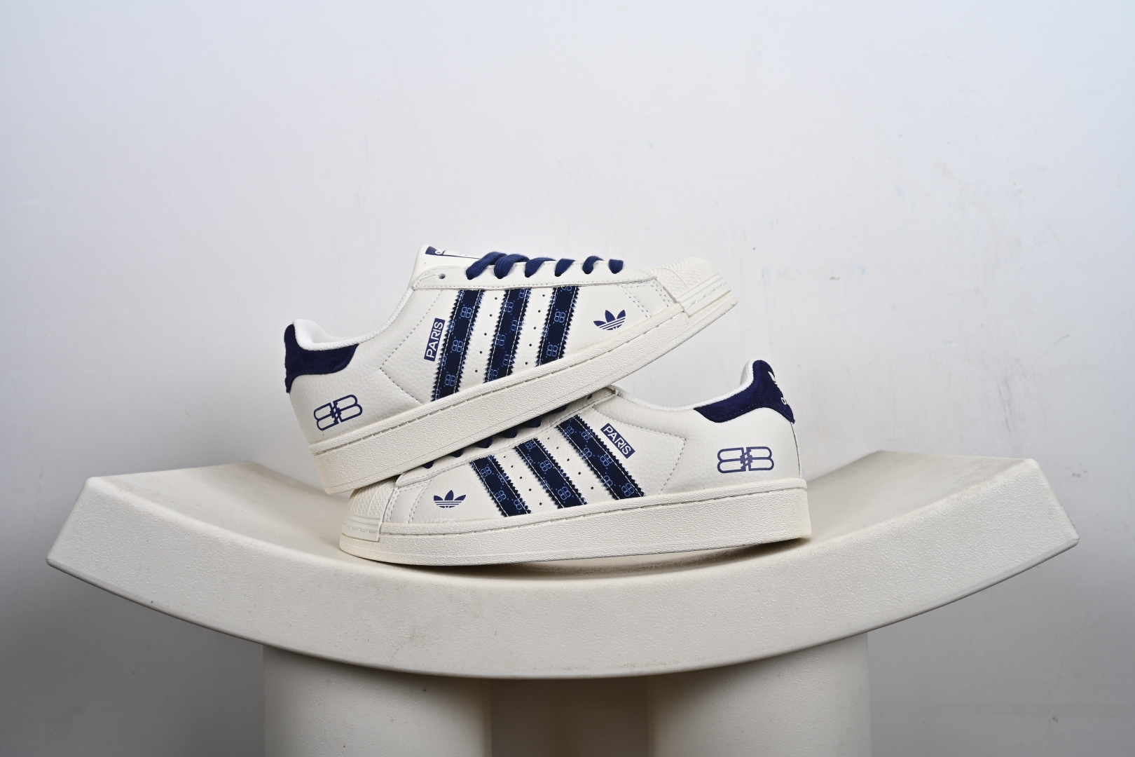 福利特价💰130支持放店‼️‼️‼️
AD Originals Superstar x Louis Vuitton 采用全新头层拼接皮革材质后跟采用特色3D立体印字 渠道正品订单 诠释市场最高工艺水平全鞋进口头层皮料打造区别市面普通真标版本，进出专柜无压力 
货号：XS0010、
Size：36-45-F2-E0