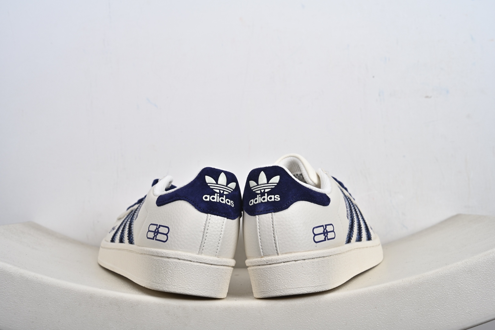 福利特价💰130支持放店‼️‼️‼️
AD Originals Superstar x Louis Vuitton 采用全新头层拼接皮革材质后跟采用特色3D立体印字 渠道正品订单 诠释市场最高工艺水平全鞋进口头层皮料打造区别市面普通真标版本,进出专柜无压力
货号:XS0010、
Size:36-45-F2-E0