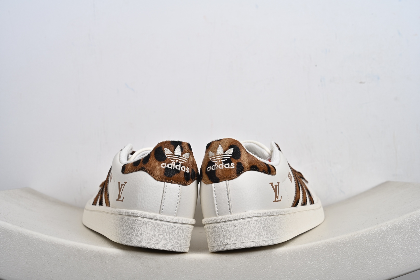 福利特价💰130支持放店‼️‼️‼️
AD Originals Superstar x Louis Vuitton 采用全新头层拼接皮革材质后跟采用特色3D立体印字 渠道正品订单 诠释市场最高工艺水平全鞋进口头层皮料打造区别市面普通真标版本,进出专柜无压力
货号:XS0010、XS0004、
Size:36-45-F2-E0