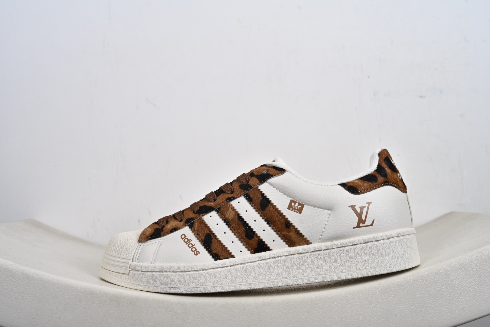 福利特价💰130支持放店‼️‼️‼️
AD Originals Superstar x Louis Vuitton 采用全新头层拼接皮革材质后跟采用特色3D立体印字 渠道正品订单 诠释市场最高工艺水平全鞋进口头层皮料打造区别市面普通真标版本,进出专柜无压力
货号:XS0010、XS0004、
Size:36-45-F2-E0