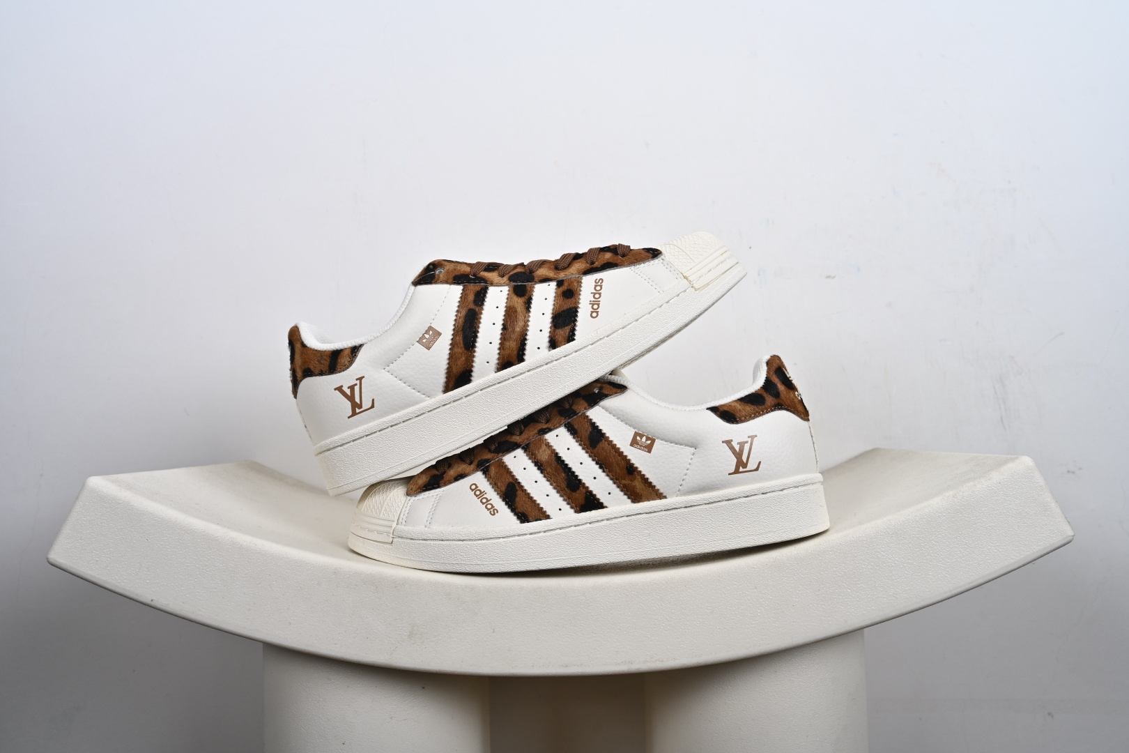 福利特价💰130支持放店‼️‼️‼️
AD Originals Superstar x Louis Vuitton 采用全新头层拼接皮革材质后跟采用特色3D立体印字 渠道正品订单 诠释市场最高工艺水平全鞋进口头层皮料打造区别市面普通真标版本，进出专柜无压力 
货号：XS0010、XS0004、
Size：36-45-F2-E0
