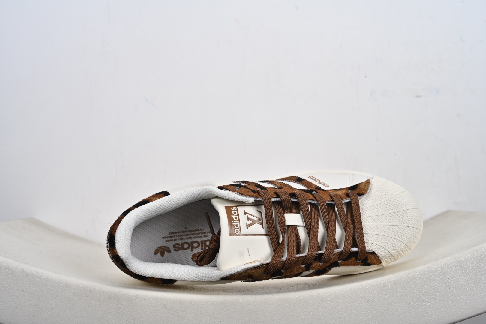 福利特价💰130支持放店‼️‼️‼️
AD Originals Superstar x Louis Vuitton 采用全新头层拼接皮革材质后跟采用特色3D立体印字 渠道正品订单 诠释市场最高工艺水平全鞋进口头层皮料打造区别市面普通真标版本,进出专柜无压力
货号:XS0010、XS0004、
Size:36-45-F2-E0