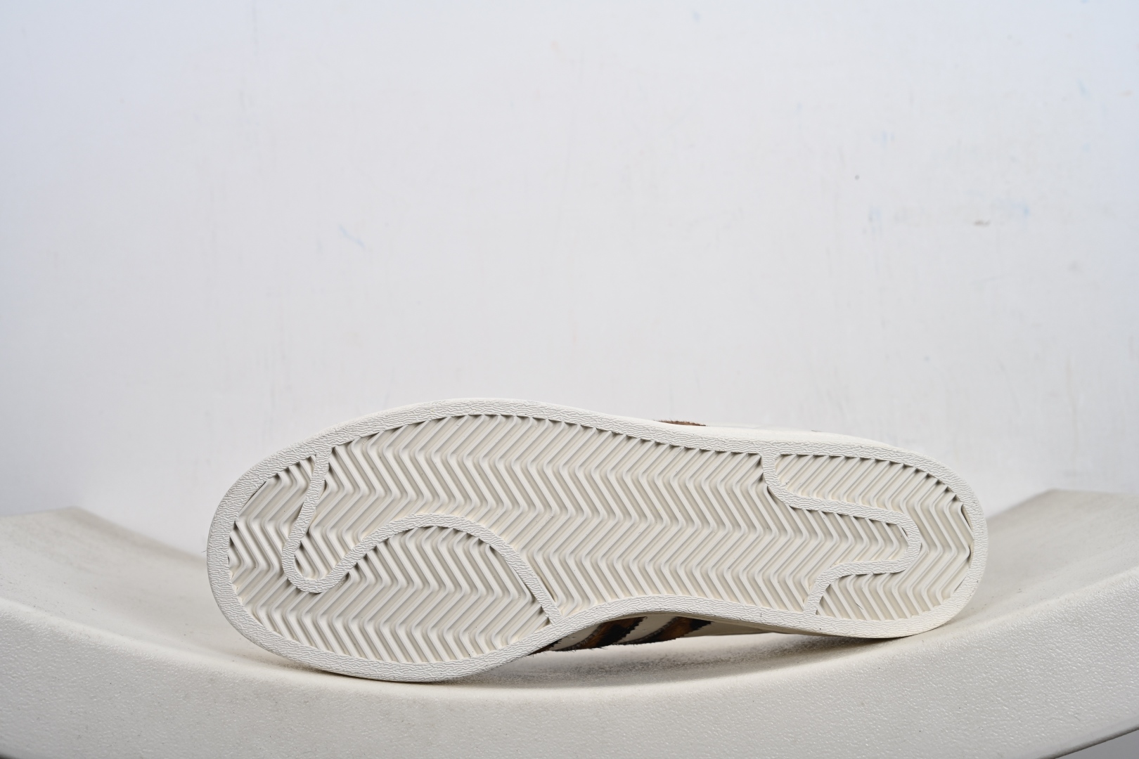 福利特价💰130支持放店‼️‼️‼️
AD Originals Superstar x Louis Vuitton 采用全新头层拼接皮革材质后跟采用特色3D立体印字 渠道正品订单 诠释市场最高工艺水平全鞋进口头层皮料打造区别市面普通真标版本,进出专柜无压力
货号:XS0010、XS0004、
Size:36-45-F2-E0