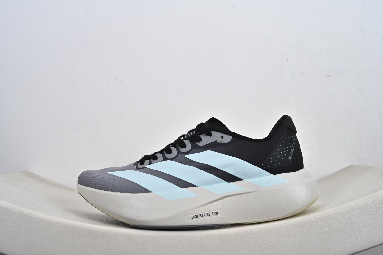 本地💰160支持放店
AD Adizero EVO SL 二代 马拉松竞速专业跑鞋 JR2029、
针织网面非常轻薄 纤维间的缝隙很大 可以保证跑步时的透气、排汗效果 鞋舌直接与两侧的内衬和鞋底连接在一起 在跑步过程中不会被鞋舌的左右移动所困扰 在标准鞋带孔的基础上再拓宽一组鞋带孔 适合不同脚型的需求 突破性 EnergyRods 技术,有助于跑者实现更好的成绩 中底独特的LIGHTSTRIKE PRO泡棉材质 微弹感觉在跑步过程中给予了良好的支撑体验 对于顶级精英和高水平进阶跑者来说 ADIOS PRO是一双值得信赖的竞速比赛用鞋
SIZE:36 36.5 37.5 38 38.5 39 40 40.5 41 42 42.5 43 44 44.5 45-M1-E3